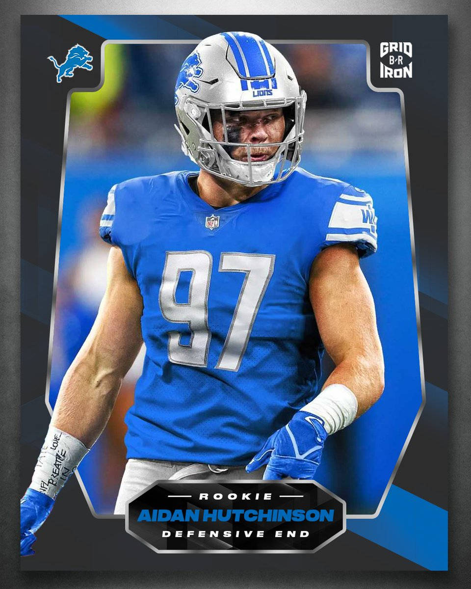 NFL 底特律獵鷹隊 Aidan Hutchinson 新秀防守端鋒 壁紙 — Aidan Hutchinson 身穿底特律雄獅藍色97號球衣，透過頭盔凝視，呈現動態體育卡設計。