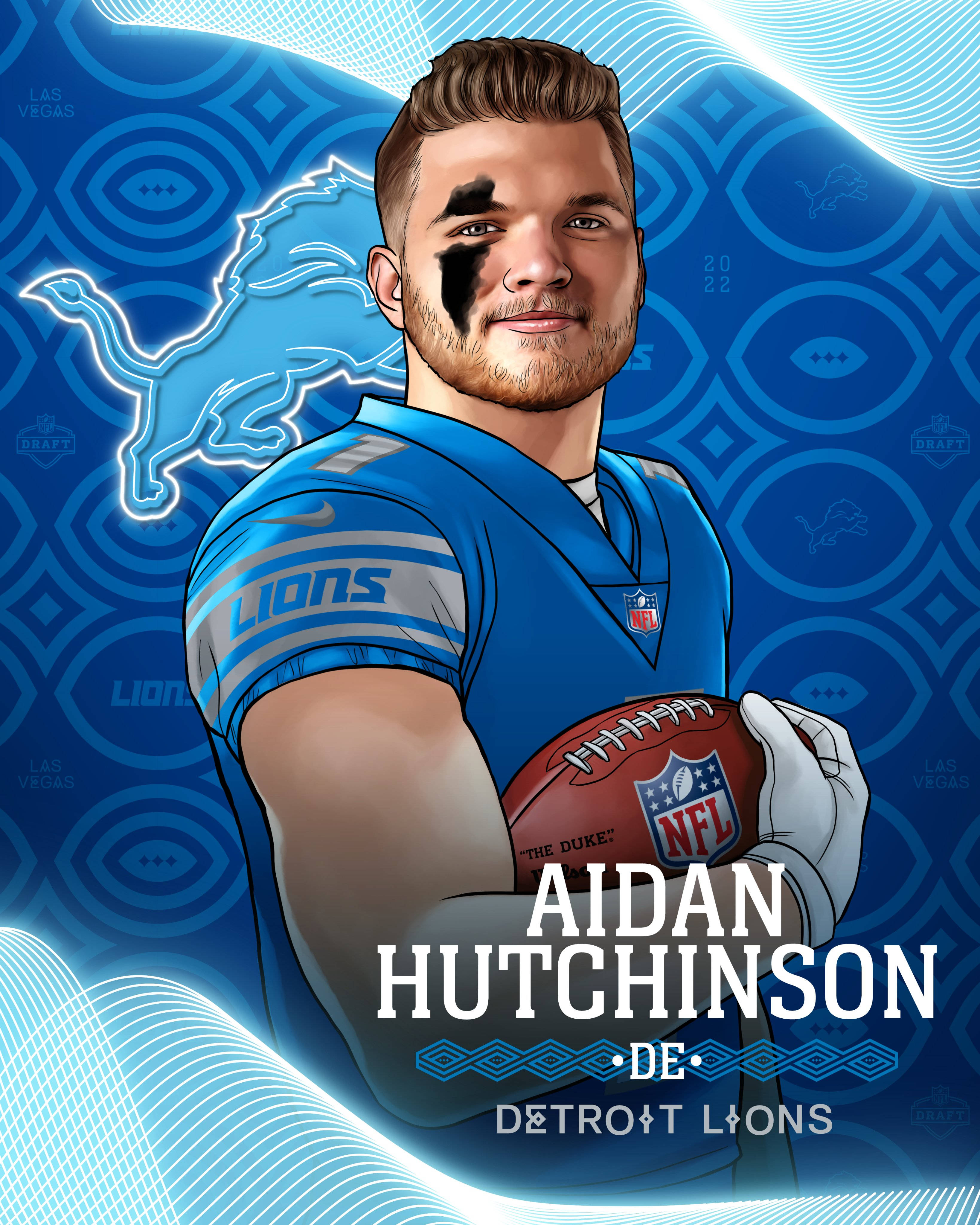NFL 底特律獵鷹隊 Aidan Hutchinson 數位藝術 壁紙 — Aidan Hutchinson 身穿底特律雄獅隊制服，在帶有球隊標誌的藍色圖案背景前手持橄欖球。