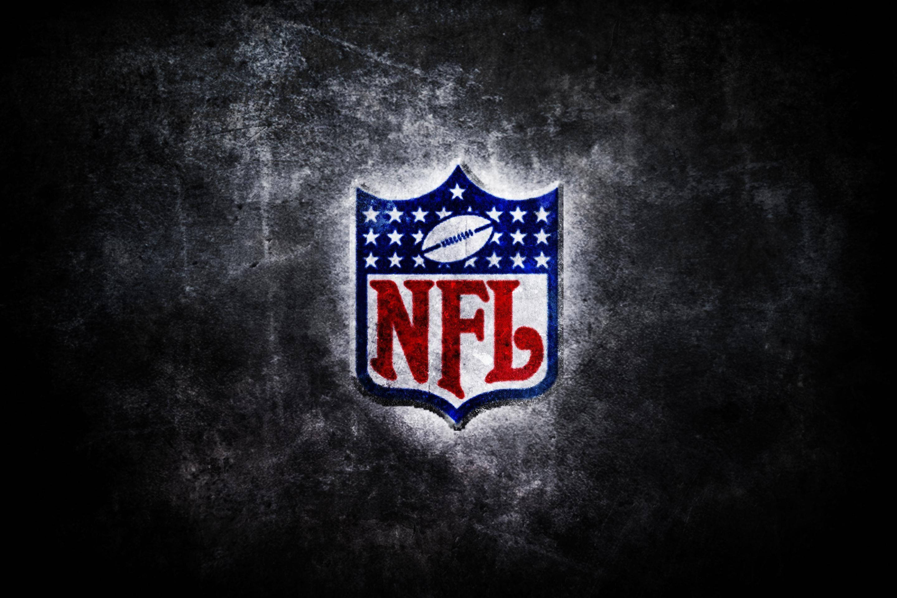 NFL 標誌於深色混凝土 壁紙 — NFL 標誌在粗糙的深色紋理背景上閃爍著紅、白、藍色的星星。