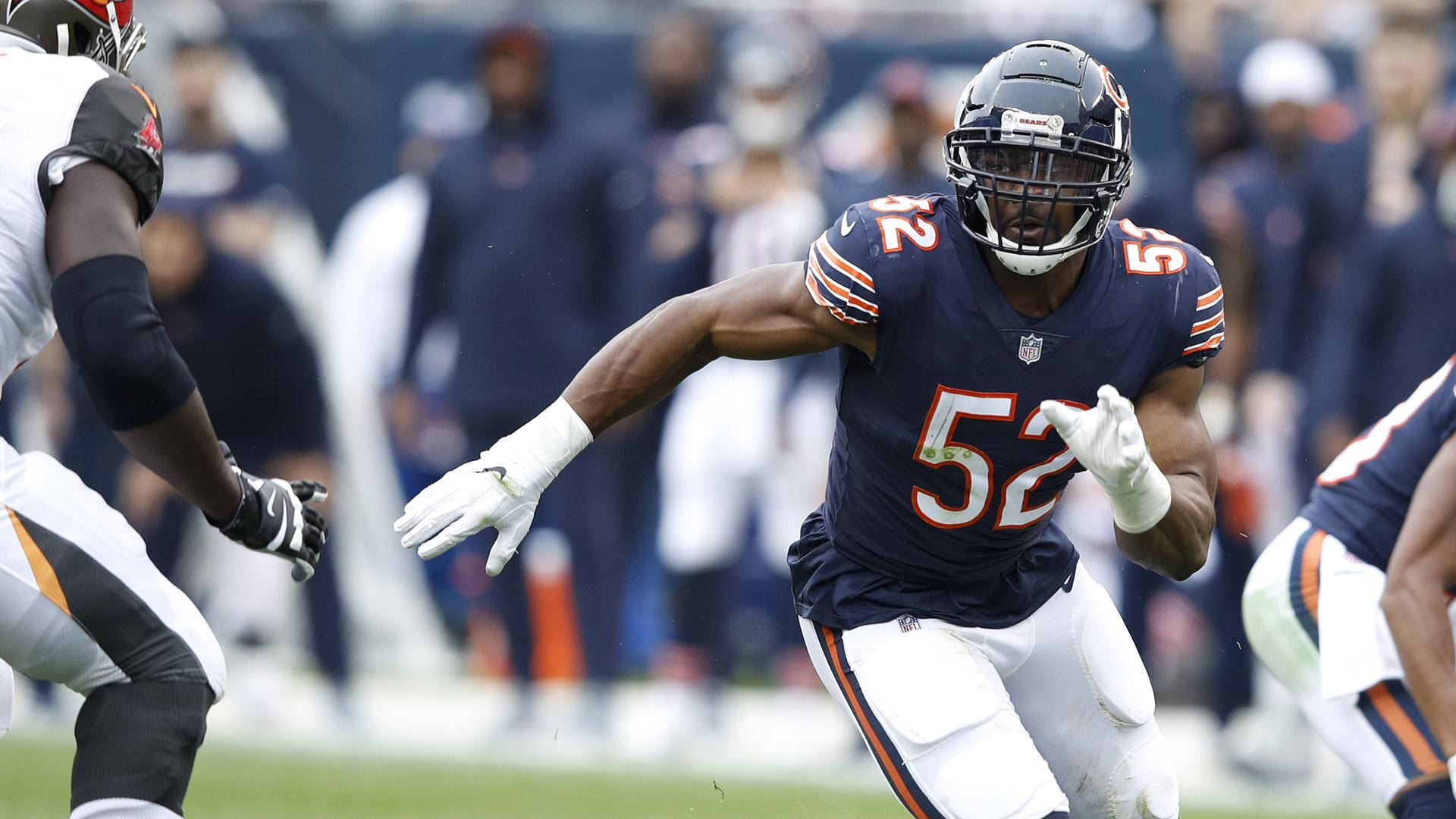NFL 芝加哥熊隊52號卡里爾·麥克 壁紙 — 芝加哥熊隊的線衛身穿海軍藍和橙色球衣，在NFL比賽中全神貫注地向前衝刺。