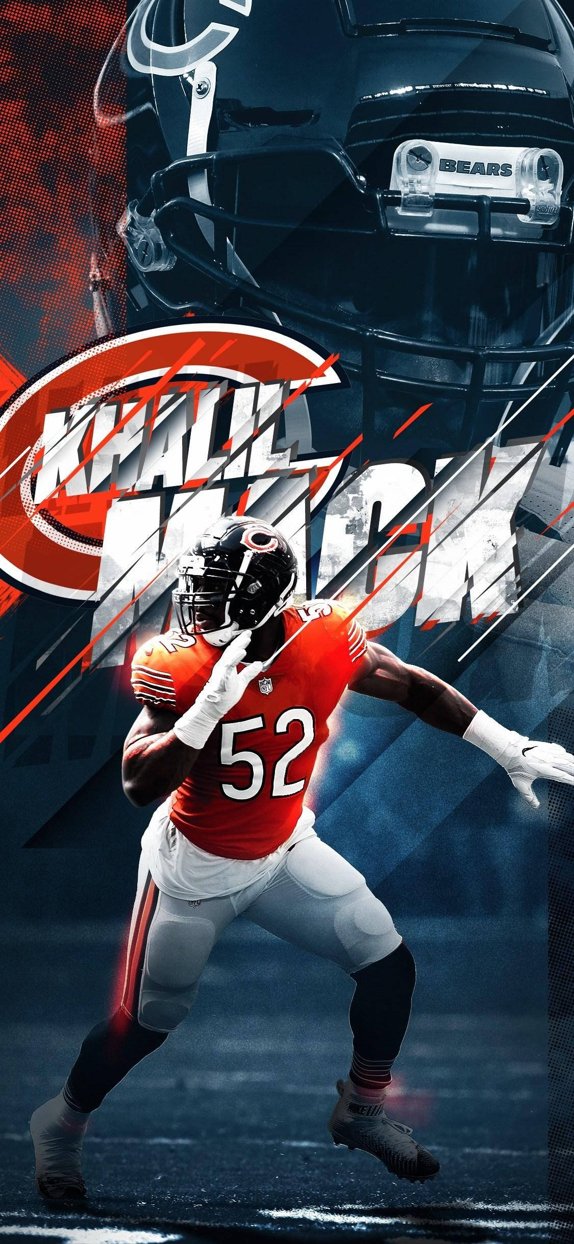 NFL 芝加哥熊隊卡里爾·麥克 圖形藝術 壁紙 — 一名芝加哥熊隊的美式足球員身穿紅色52號球衣，在帶有球隊標誌和頭盔的深色抽象背景前動態奔跑。