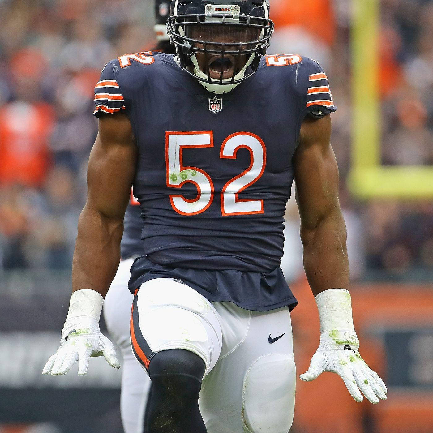 NFL 芝加哥熊隊線衛卡里爾·麥克 壁紙 — 芝加哥熊隊美式足球員52號在比賽中穿著海軍藍和橙色裝備，激烈咆哮。