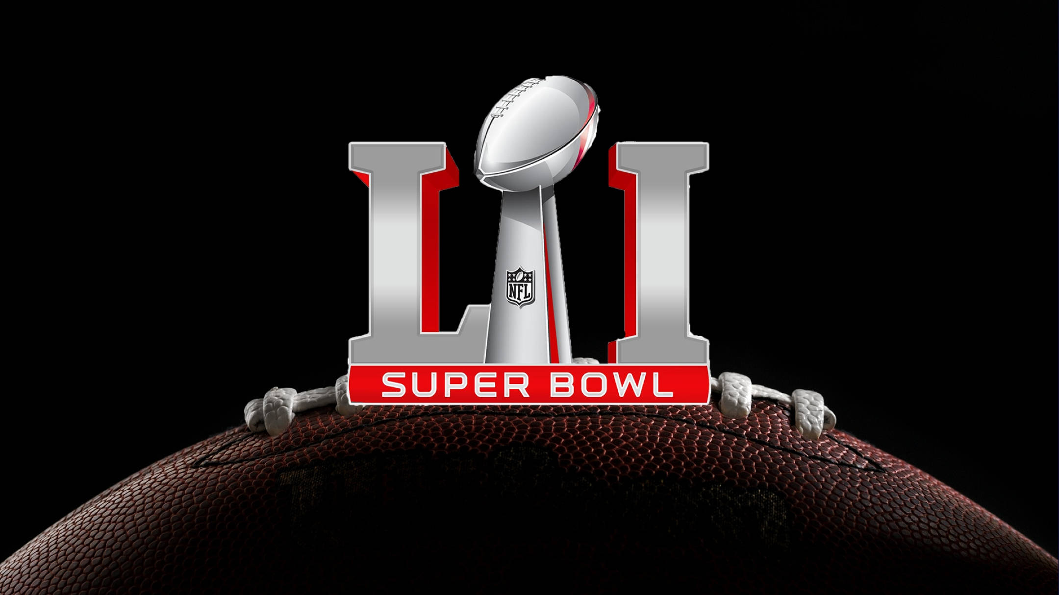 NFL 超級盃 LI 壁紙 — 近距離拍攝一個棕色皮製美式足球，上面突出顯示超級碗LI獎盃和標誌，背景為黑色。