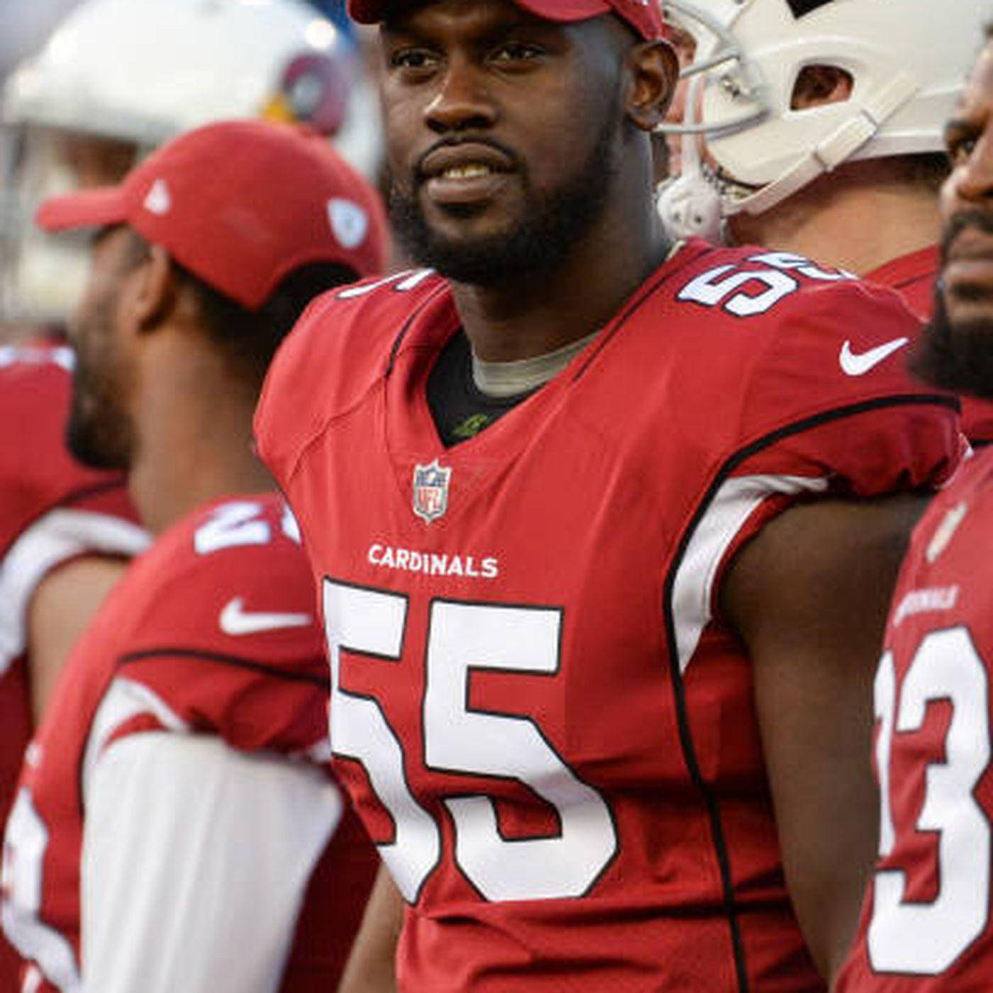 NFL錢德勒·瓊斯55號球衣 壁紙 — NFL 美式足球員身穿紅色紅雀隊球衣號碼 55 在比賽中站在球場上的特寫。