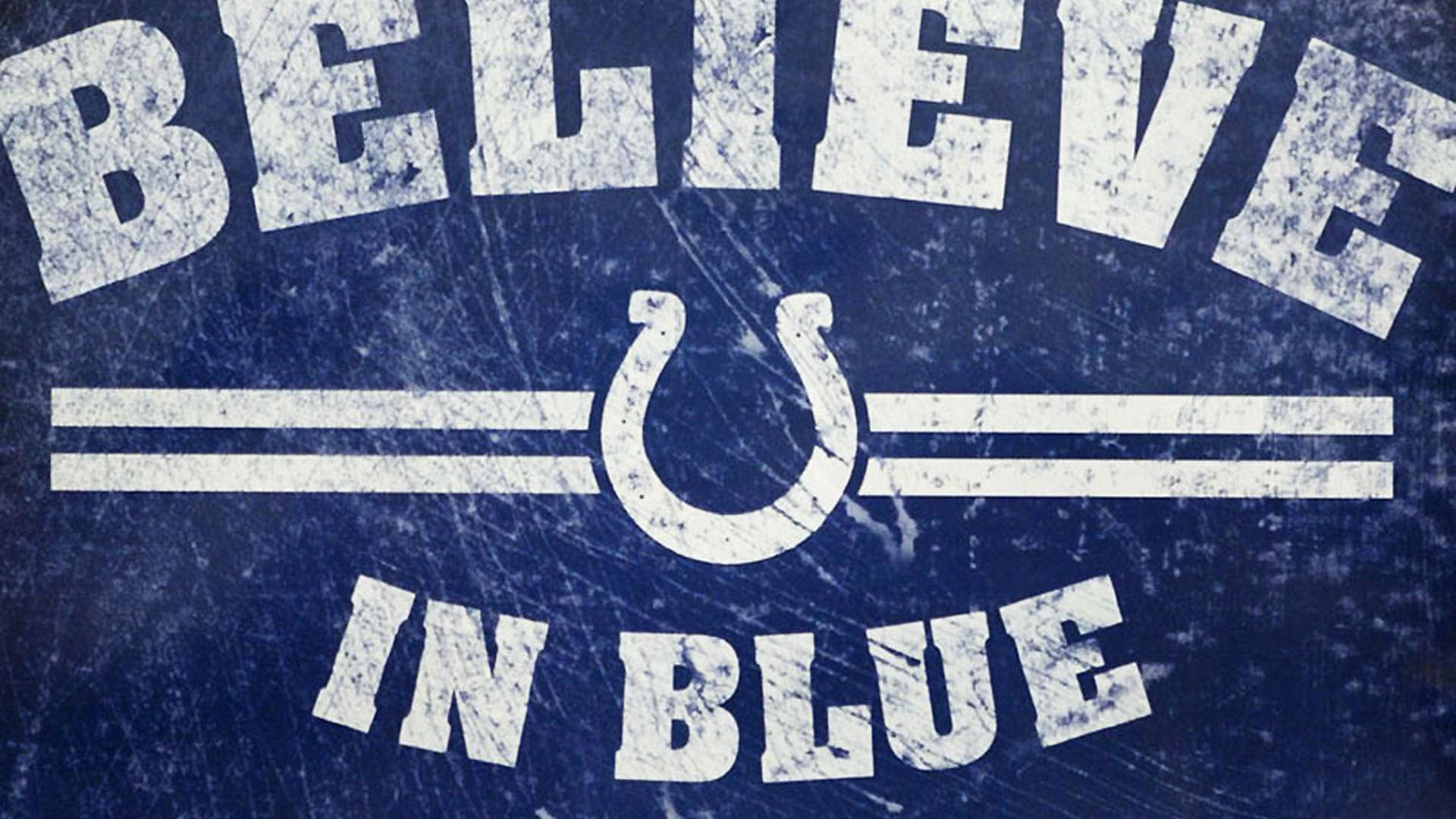NFL印第安納波利斯小馬隊「相信藍色」海報 壁紙 — 一個風化的藍色背景，上面有粗體白色文字寫著 believe in blue，中間有一個馬蹄鐵標誌，位於兩條水平線之間。