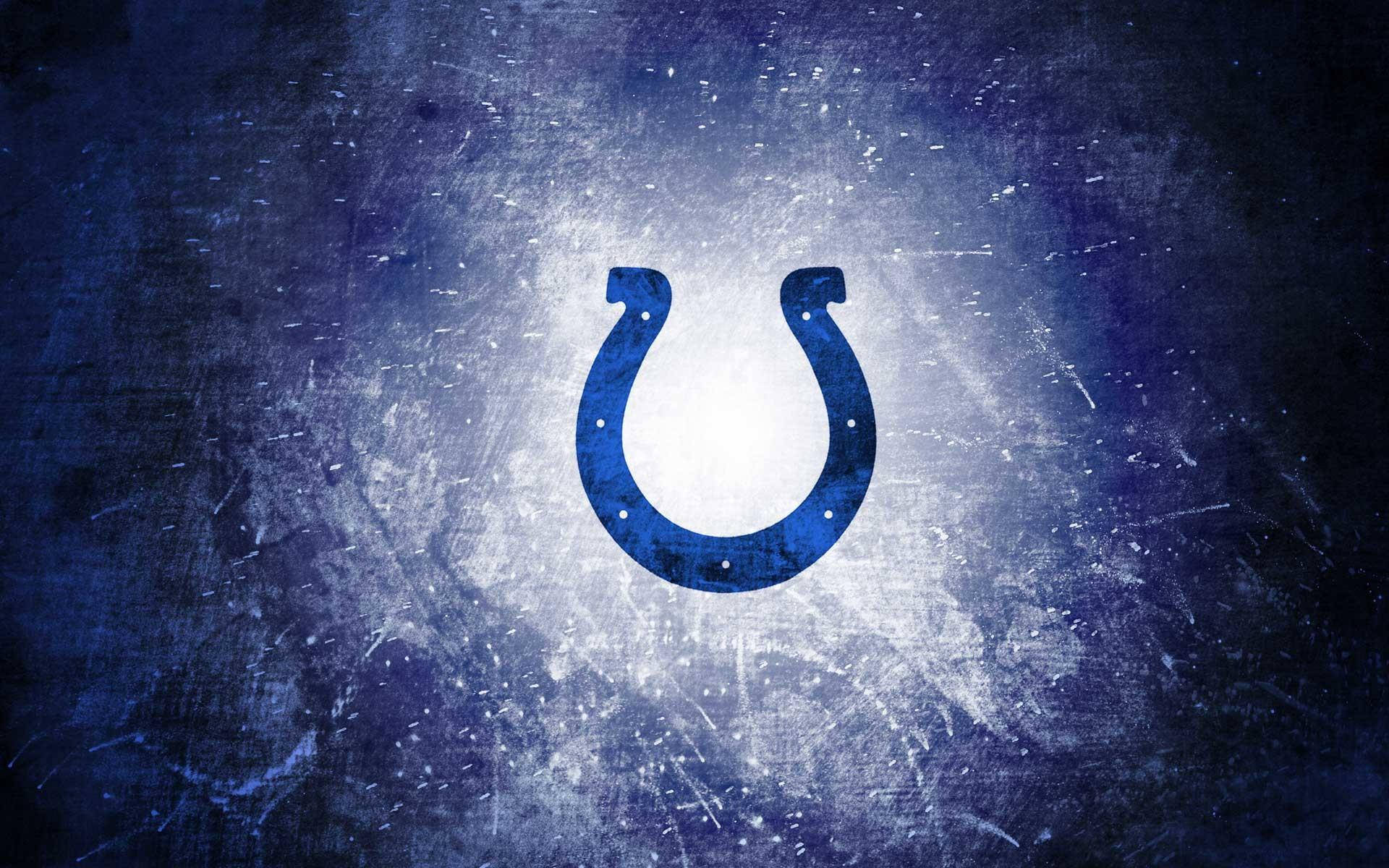 NFL印第安納波利斯小馬隊抽象圖像藝術 壁紙 — 一個發光的藍色馬蹄鐵標誌在帶有紋理的深藍色和白色做舊背景上散發光芒。