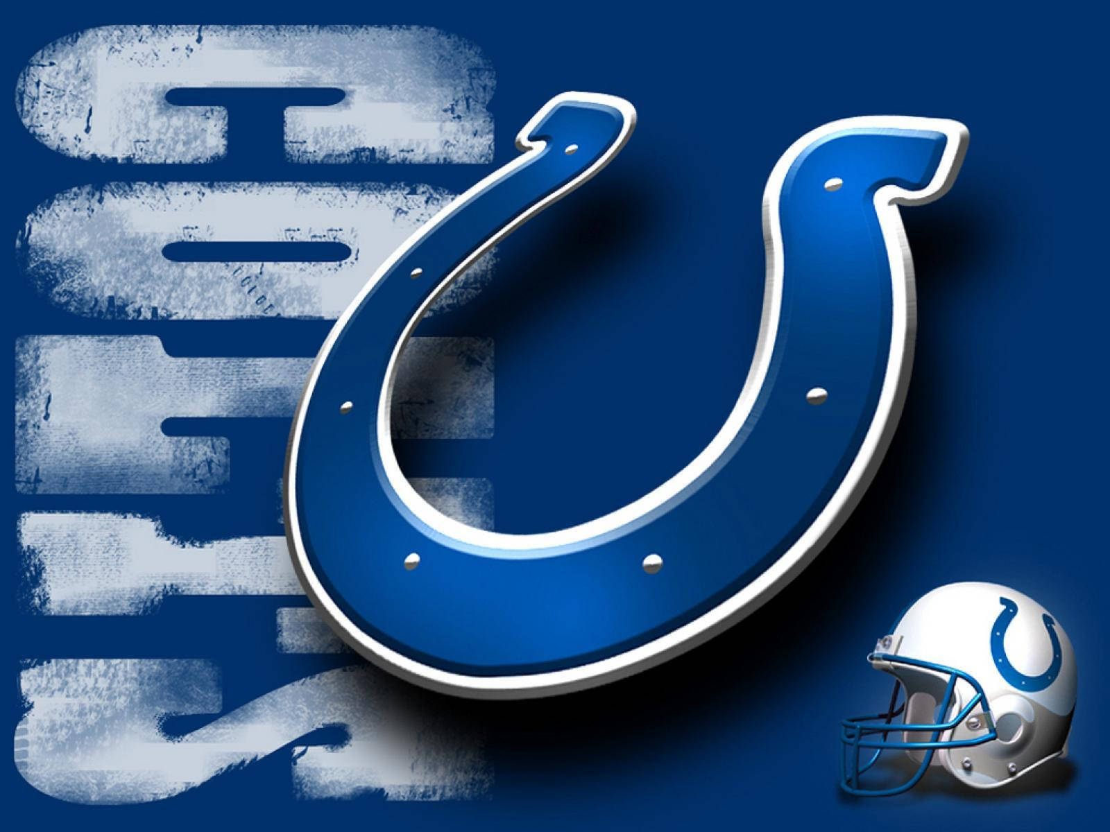 NFL印第安納波利斯小馬隊粉絲藝術隊徽 壁紙 — 一個大膽的藍色馬蹄鐵標誌，帶有銀色飾邊，主導了深藍色背景，並伴隨一個帶有藍色點綴和褪色白色文字的白色美式足球頭盔。