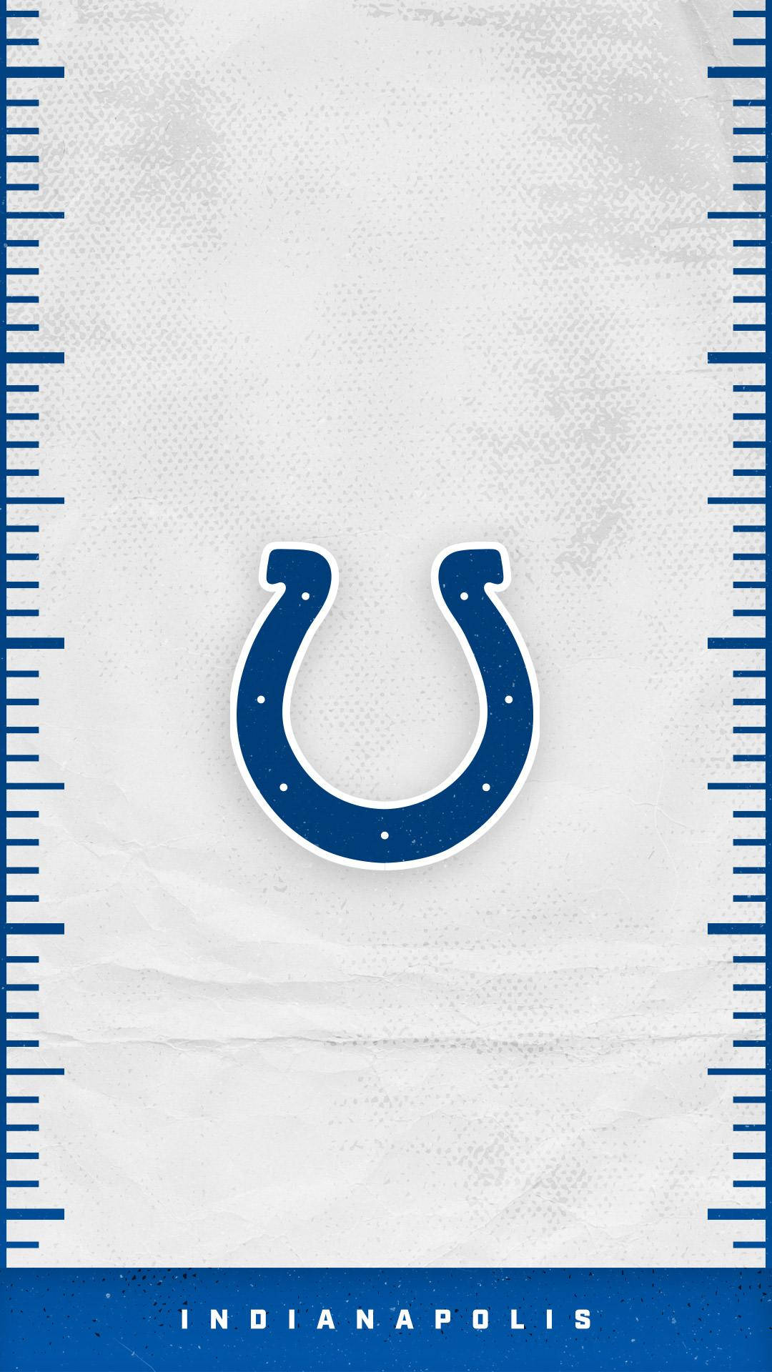 NFL印第安納波利斯小馬隊馬蹄標誌 壁紙 — 一個藍色馬蹄鐵標誌居中於有紋理的白色背景上，由藍色尺子框住，底部有'INDIANAPOLIS'字樣。