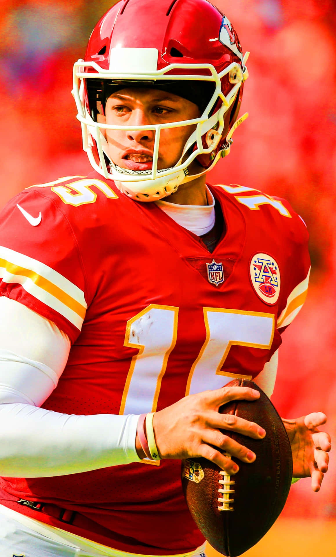 NFL四分衛在紅色球衣中於比賽期間持球。