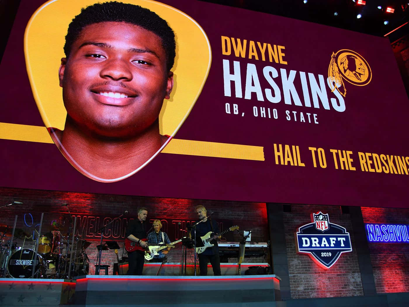 NFL選秀舞台，有音樂家和顯示Dwayne Haskins的巨大屏幕