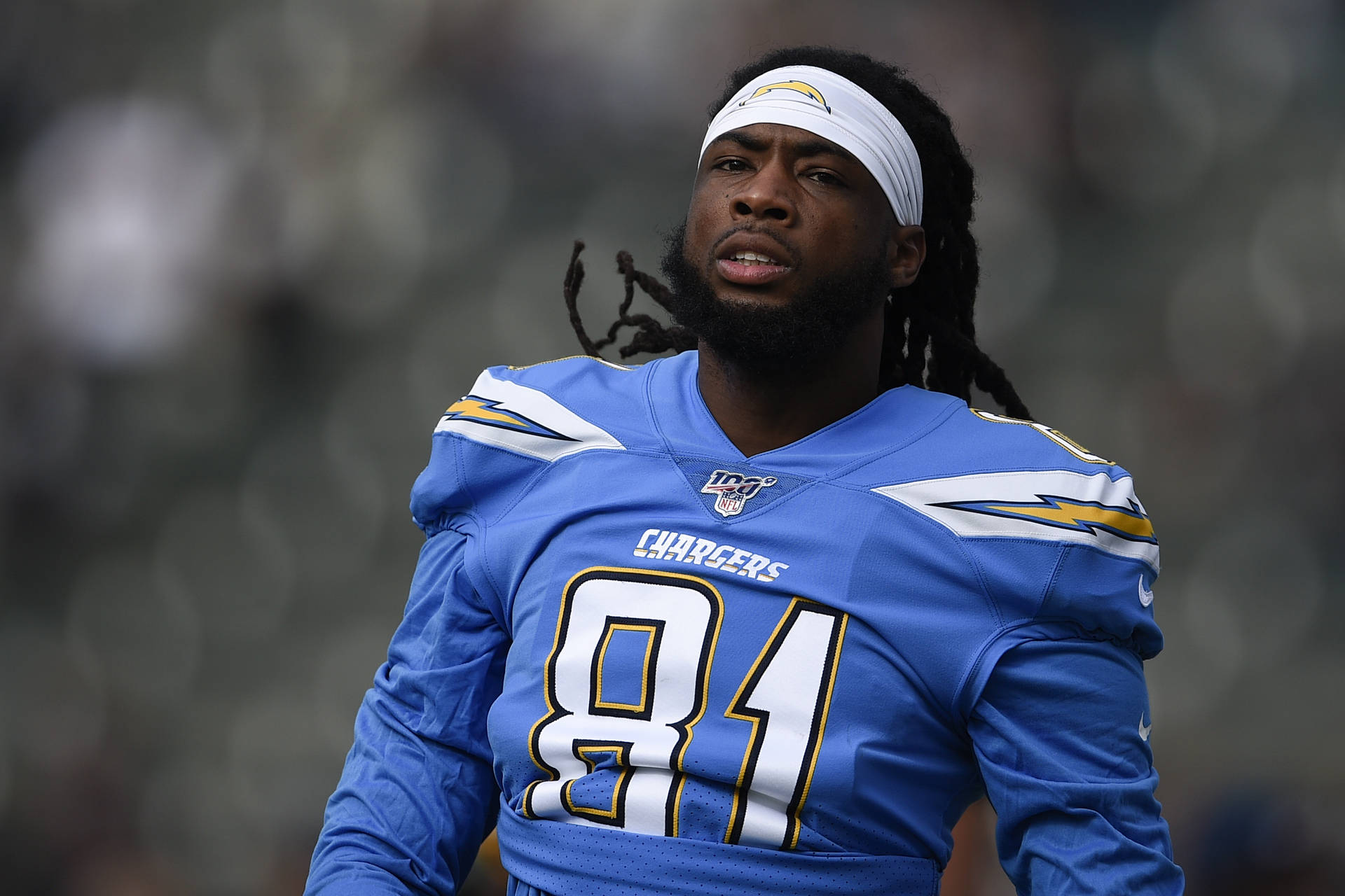 NFL美式足球運動員在場上穿著Chargers球衣號碼81