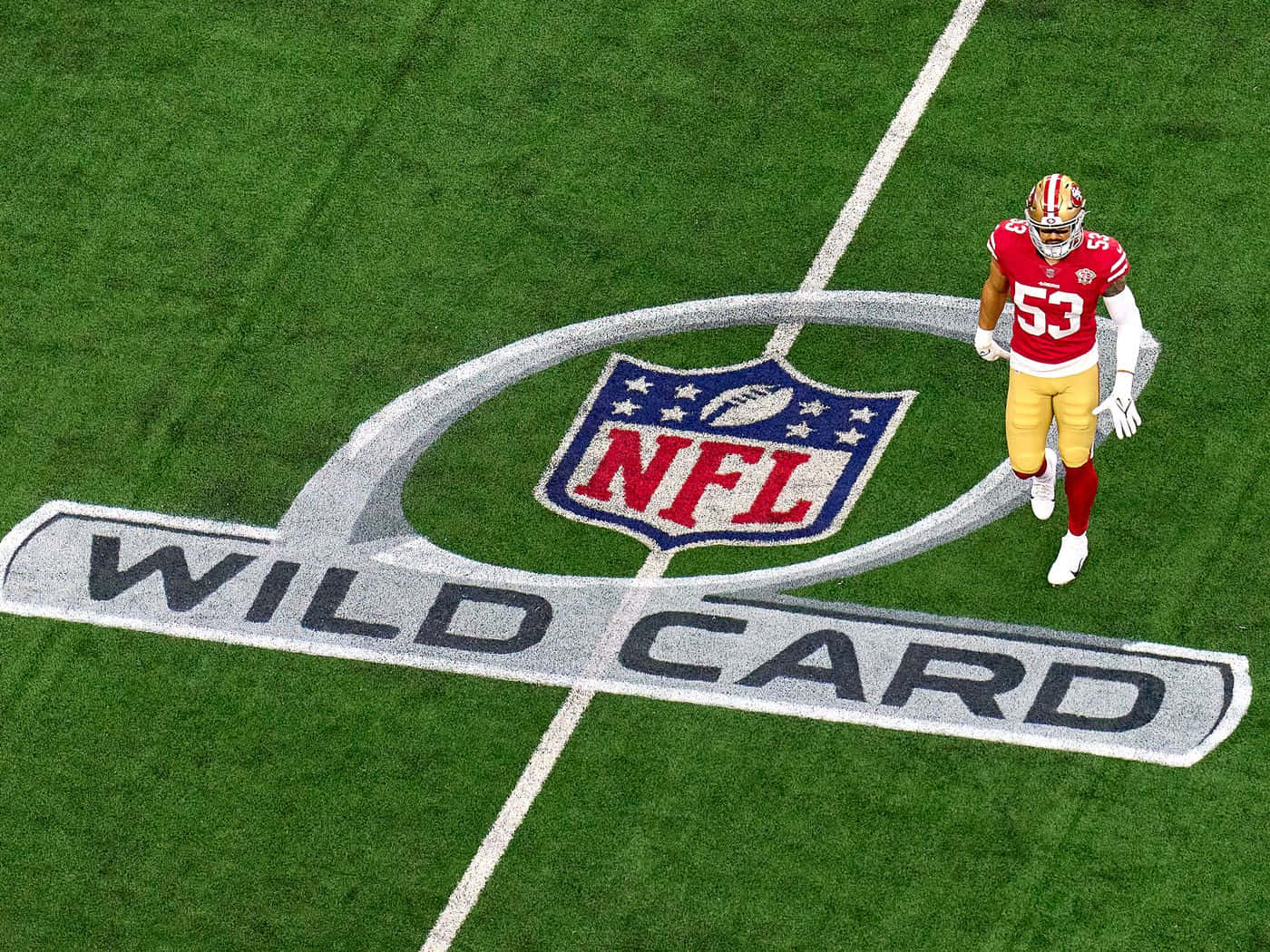 NFL球員在球場上走過Wild Card標誌