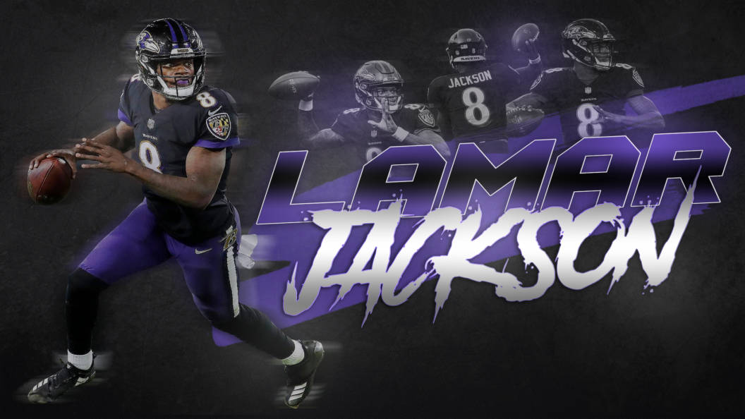 NFL拉馬爾·傑克遜 壁紙 — 充滿活力的美式足球員 Lamar Jackson 穿著紫色和黑色制服在深色背景上移動，並帶有風格化的名字圖形。