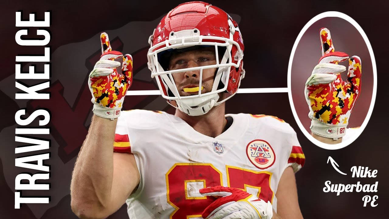 Travis Kelce 穿著美式足球裝備，戴著色彩繽紛的手套豎起大拇指。