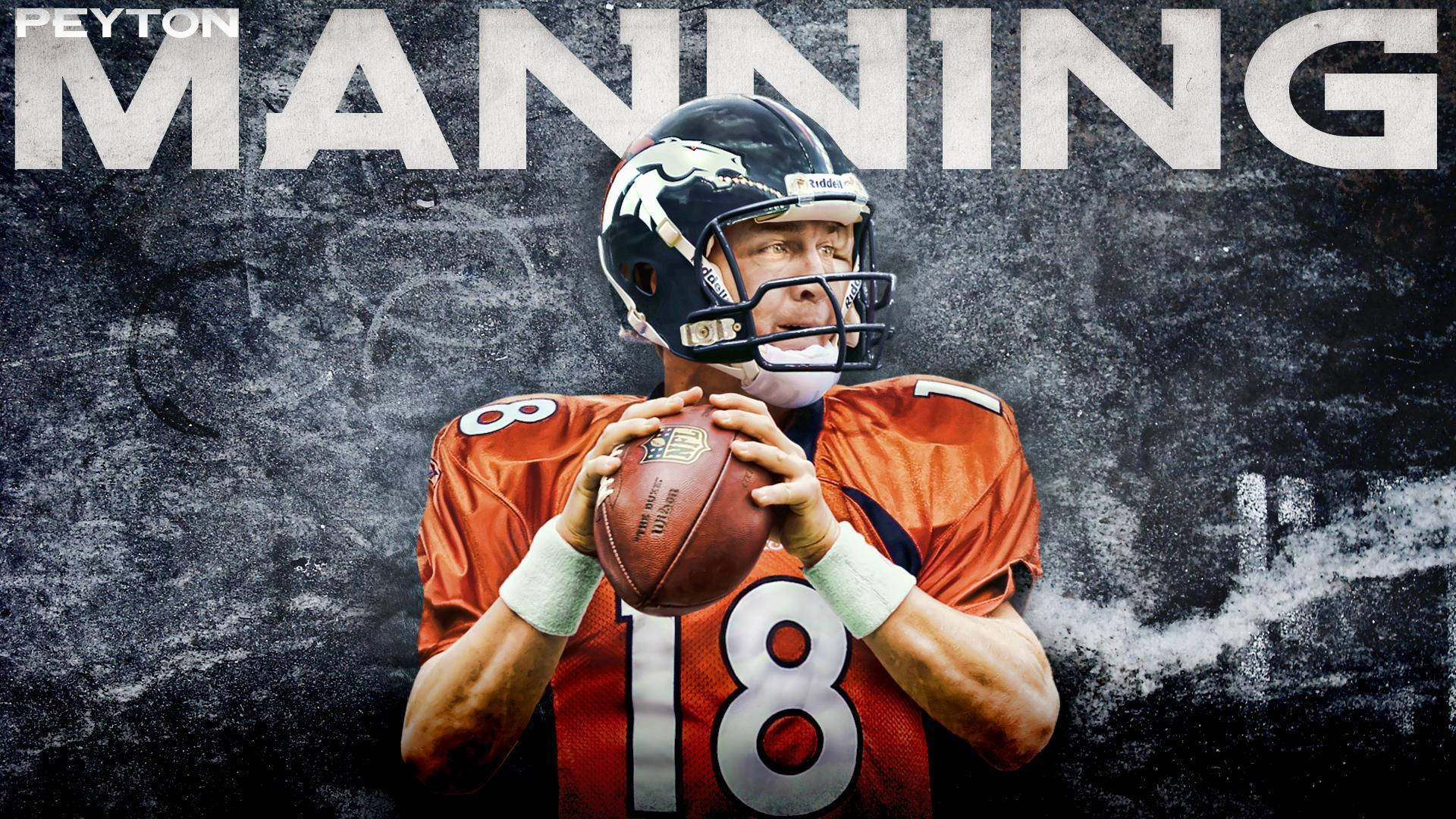NFL球員佩頓·曼寧持球 壁紙 — 佩頓·曼寧身穿橙色18號球衣，手持橄欖球準備投擲，背景粗糙有紋理，他的名字以粗體白色字母呈現。