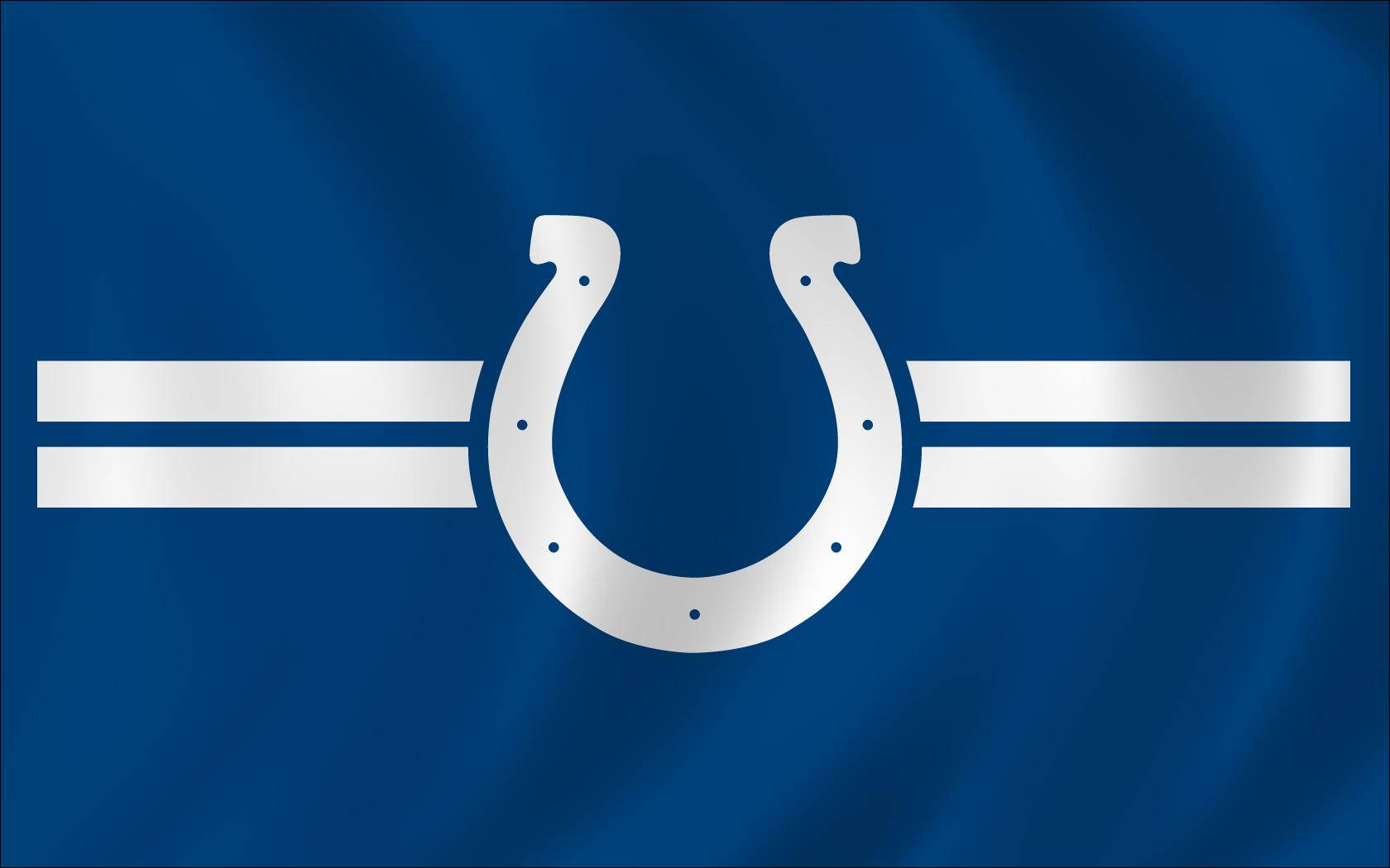 NFL美國足球隊印第安納波利斯小馬隊隊徽 壁紙 — 一面皇家藍旗，帶有銀色馬蹄鐵和兩條水平條紋，動態飄揚。
