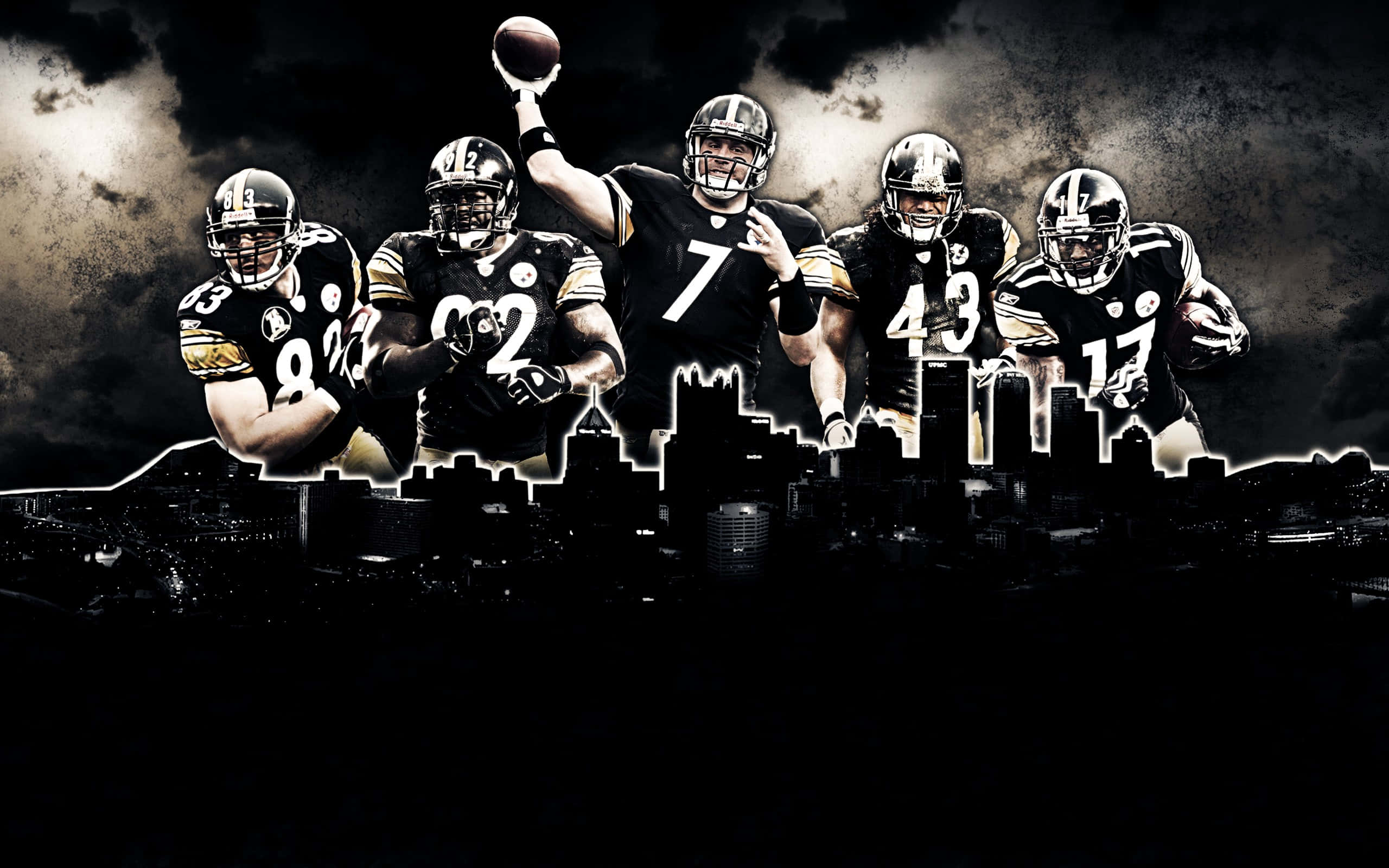 NFL美式足球——全球最受歡迎的運動 壁紙 — 五名身穿黑色和金色球衣的匹茲堡鋼人隊美式足球員，在黑暗暴風雨的天空下，於發光的城市天際線剪影上方，以英雄姿態擺出姿勢。