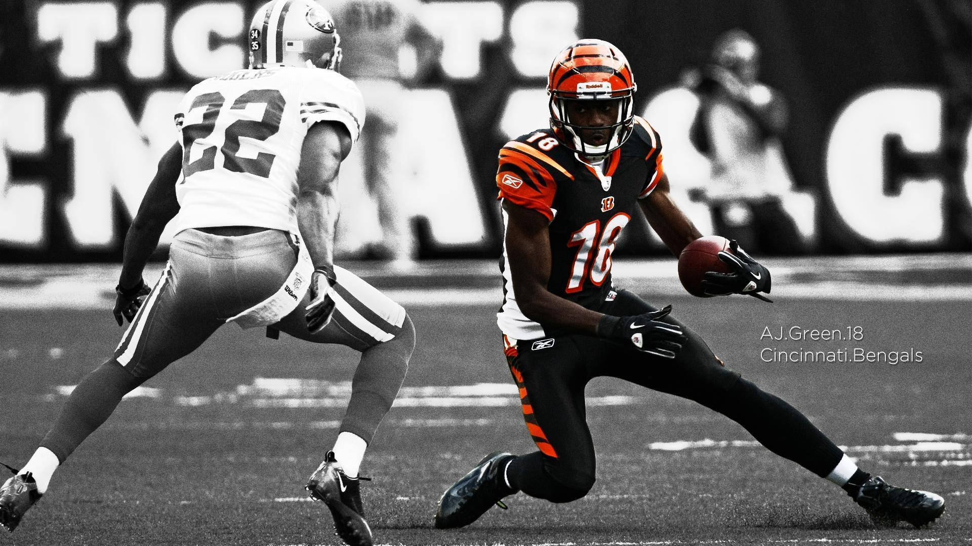 NFL美式足球運動員A.J. Green 壁紙 — 一位辛辛那提猛虎隊球員身穿橙色和黑色球衣，帶著美式足球奔跑，而一位身穿白色的舊金山49人隊防守球員在黑白球場上追趕他。