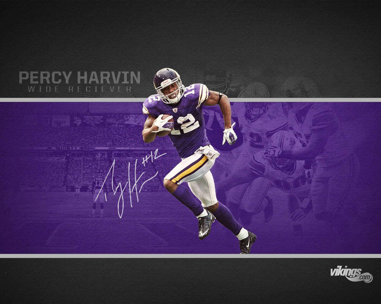 NFL美式足球運動員Percy Harvin 壁紙 — 一名身穿紫色球衣的動感足球運動員在充滿活力的紫色和黑色背景中帶球衝刺。