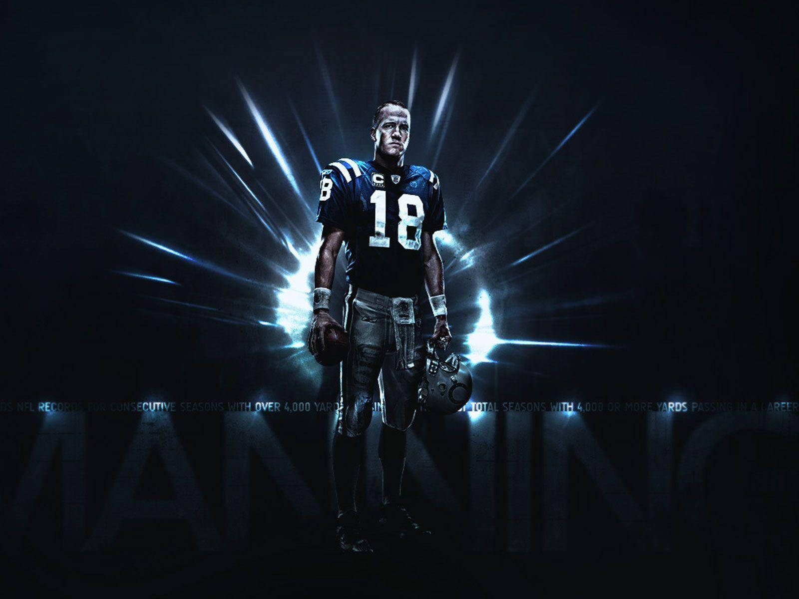 NFL美式足球運動員Peyton Manning 壁紙 — 一名身穿藍色球衣、號碼18的足球運動員，在黑暗背景中，被明亮的藍色光線照亮。