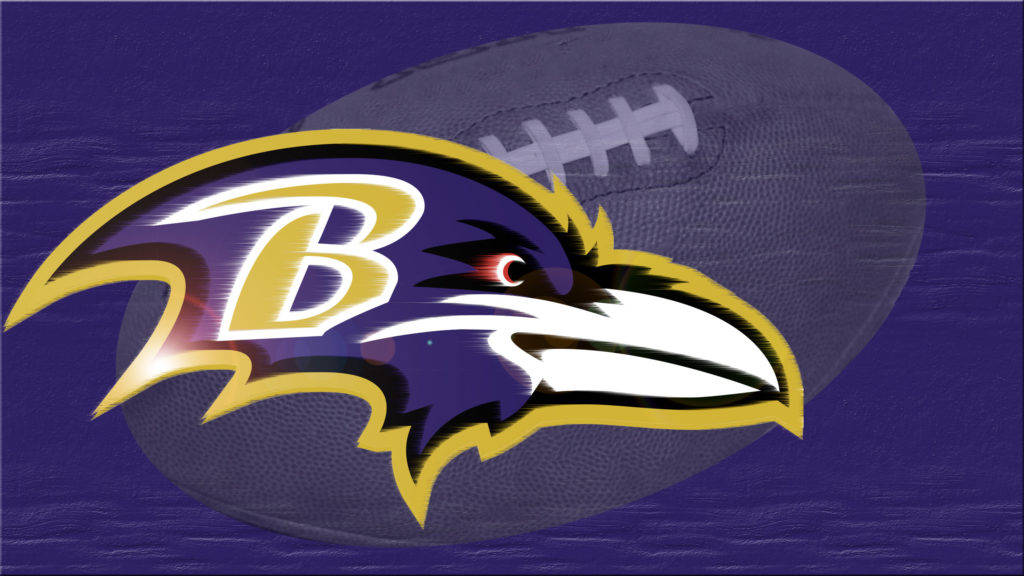 NFL美式足球隊巴爾的摩小馬隊隊徽 壁紙 — 一個大膽的紫色和金色巴爾的摩烏鴉隊標誌，帶有兇猛的烏鴉頭，覆蓋在一個有紋理的美式足球上，背景是深紫色。