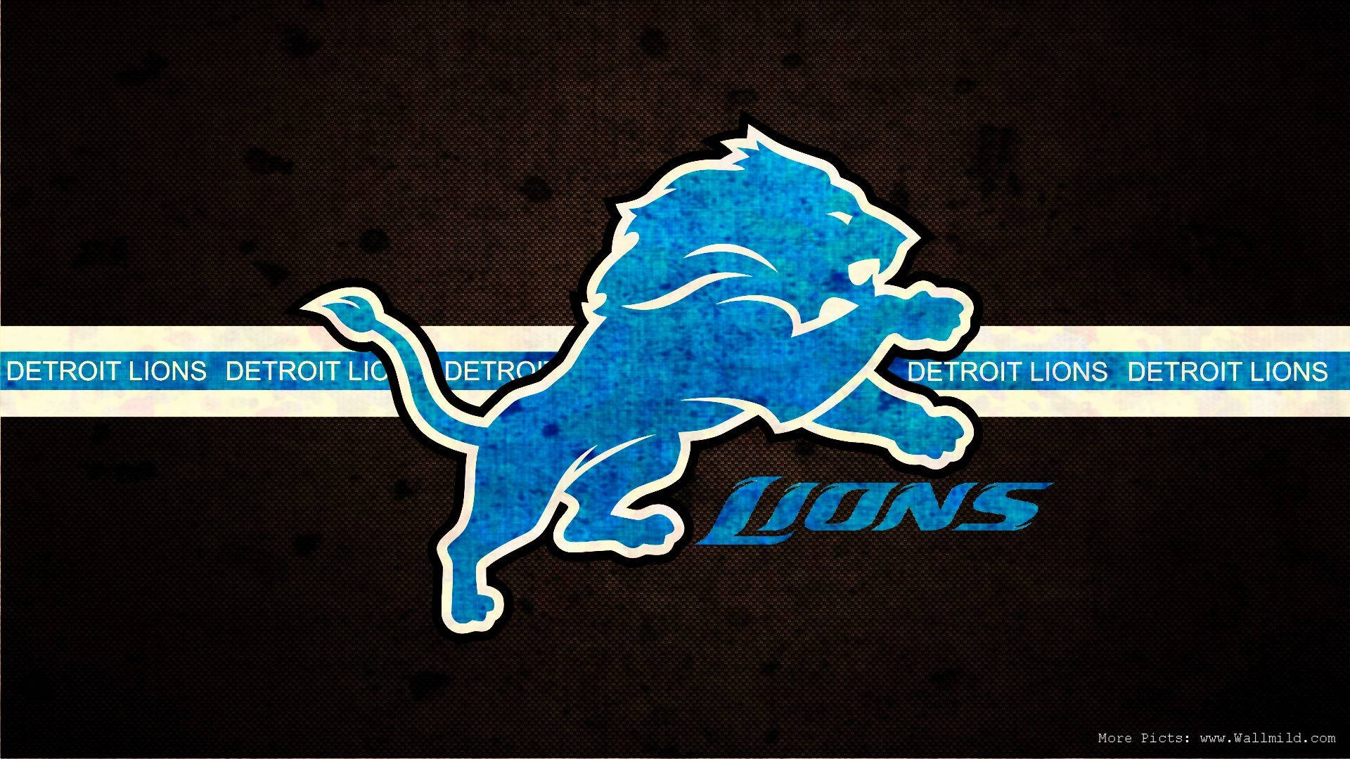 NFL美式足球隊底特律獅隊 壁紙 — 一個大膽的藍色底特律雄獅標誌，中央是一隻跳躍的獅子，置於深色紋理背景上，帶有重複的球隊名稱條紋。