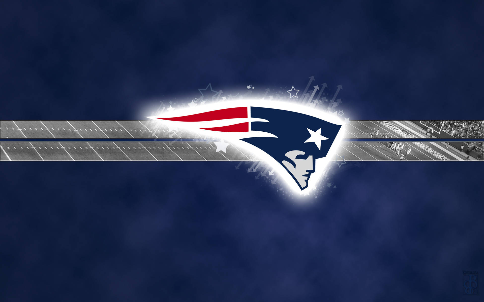 NFL美式足球隊新英格蘭愛國者隊 壁紙 — 一個發光的 New England Patriots 標誌，位於足球場中央，球場人群在深藍色天空下。