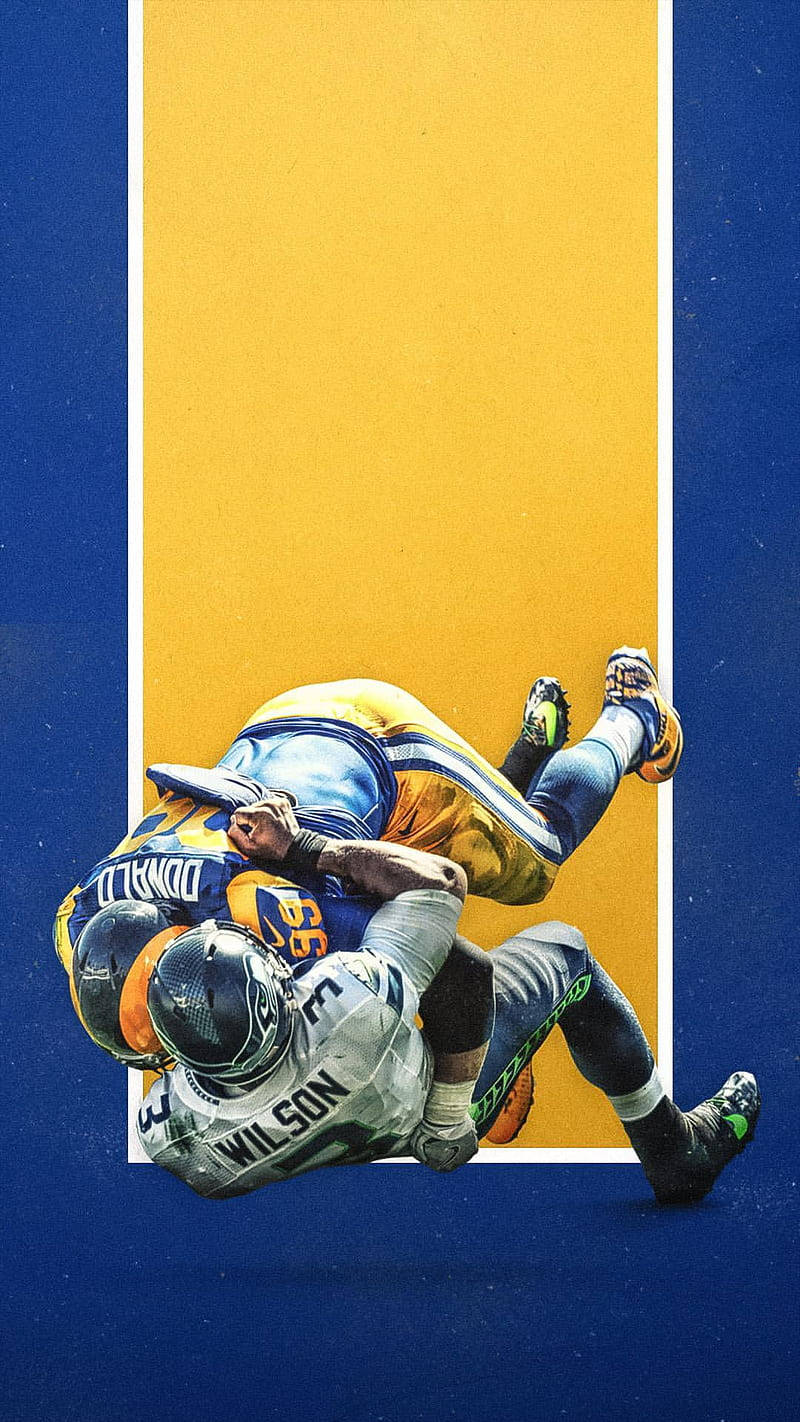 NFL超級盃 亞倫·唐納德摔倒瞬間 壁紙 — 兩名足球員在搶眼的藍黃垂直條紋背景上進行戲劇性的攔截碰撞。