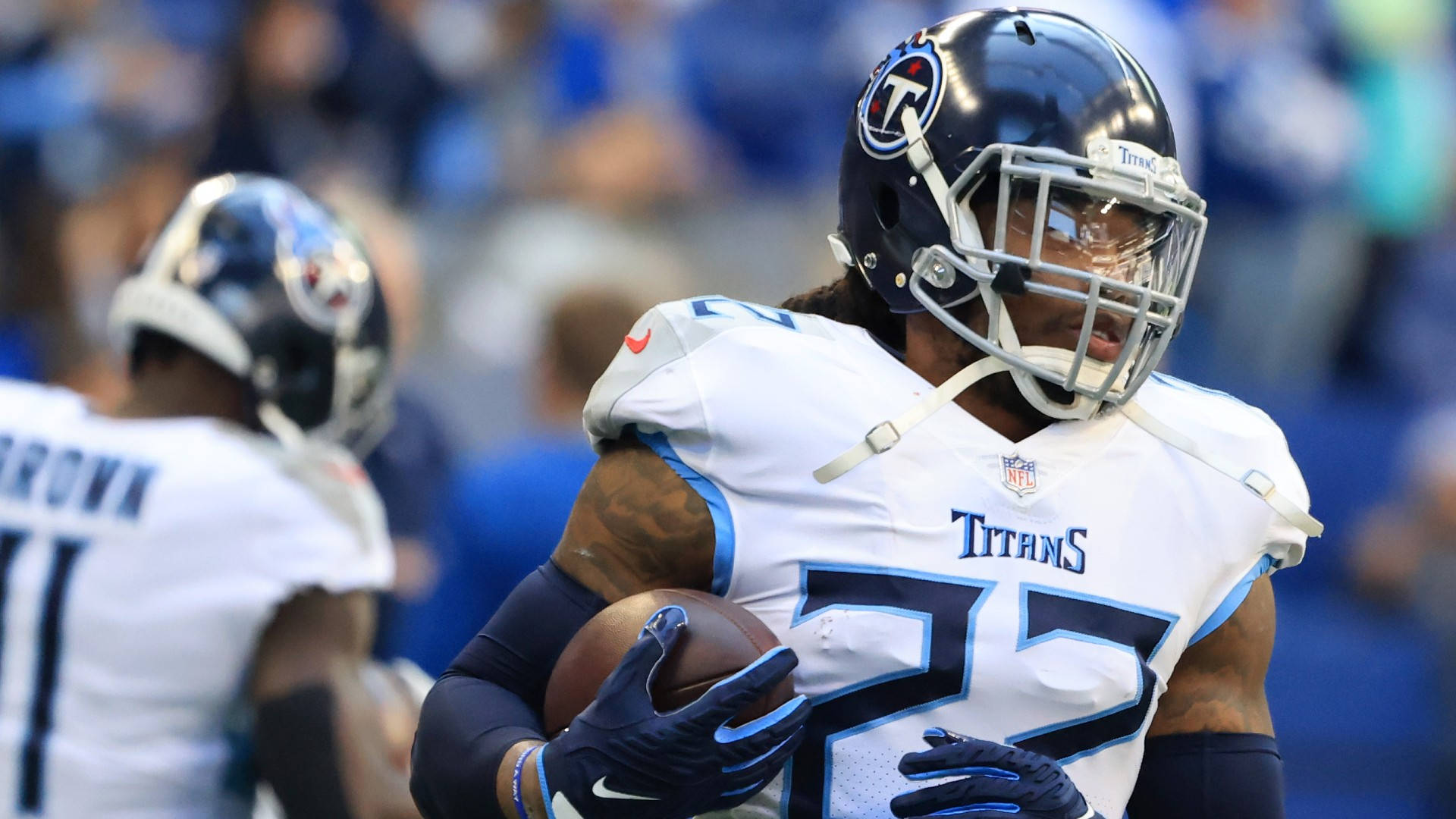 NFL進攻球員德里克·亨利 壁紙 — 一位身穿白色22號球衣的田納西泰坦隊美式足球員在日間比賽中帶球奔跑。
