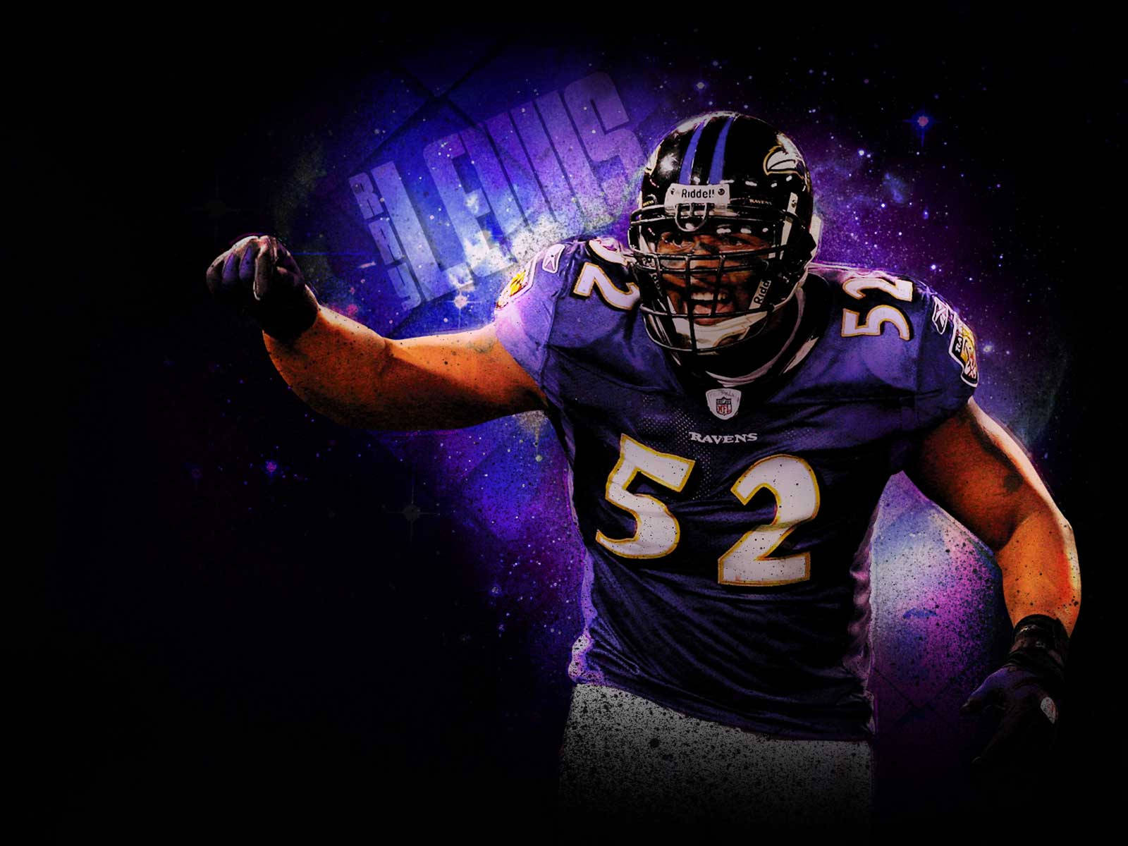 NFL雷·劉易斯 壁紙 — 一名巴爾的摩烏鴉隊的美式足球員，身穿紫色52號球衣，在宇宙紫色和藍色星空背景下強力展示肌肉。