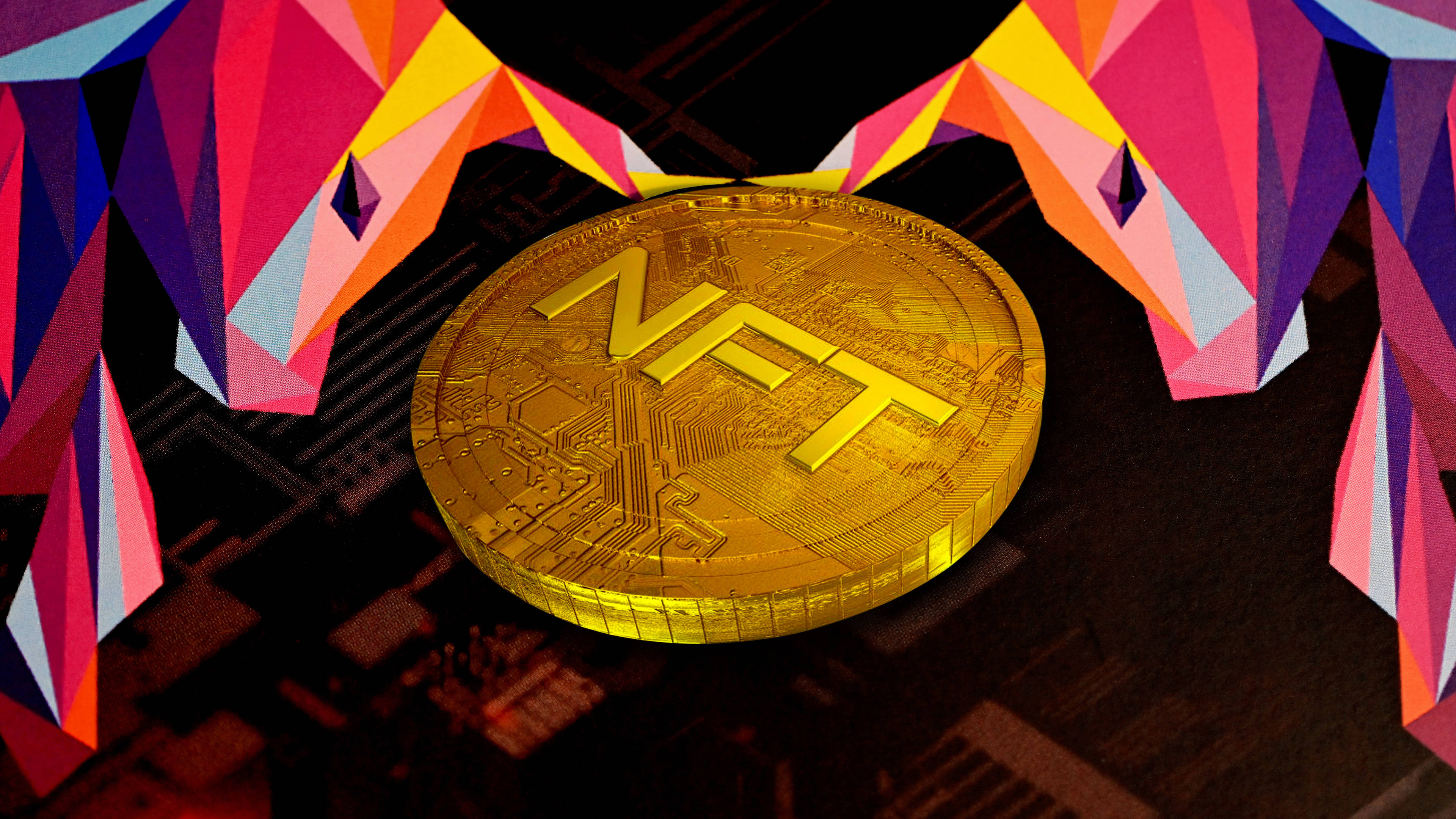 NFT黃金硬幣數位藝術 壁紙 — 一枚金色NFT硬幣放在電路板上，周圍環繞著粉紅色、橙色和紫色的鮮豔幾何龍頭。