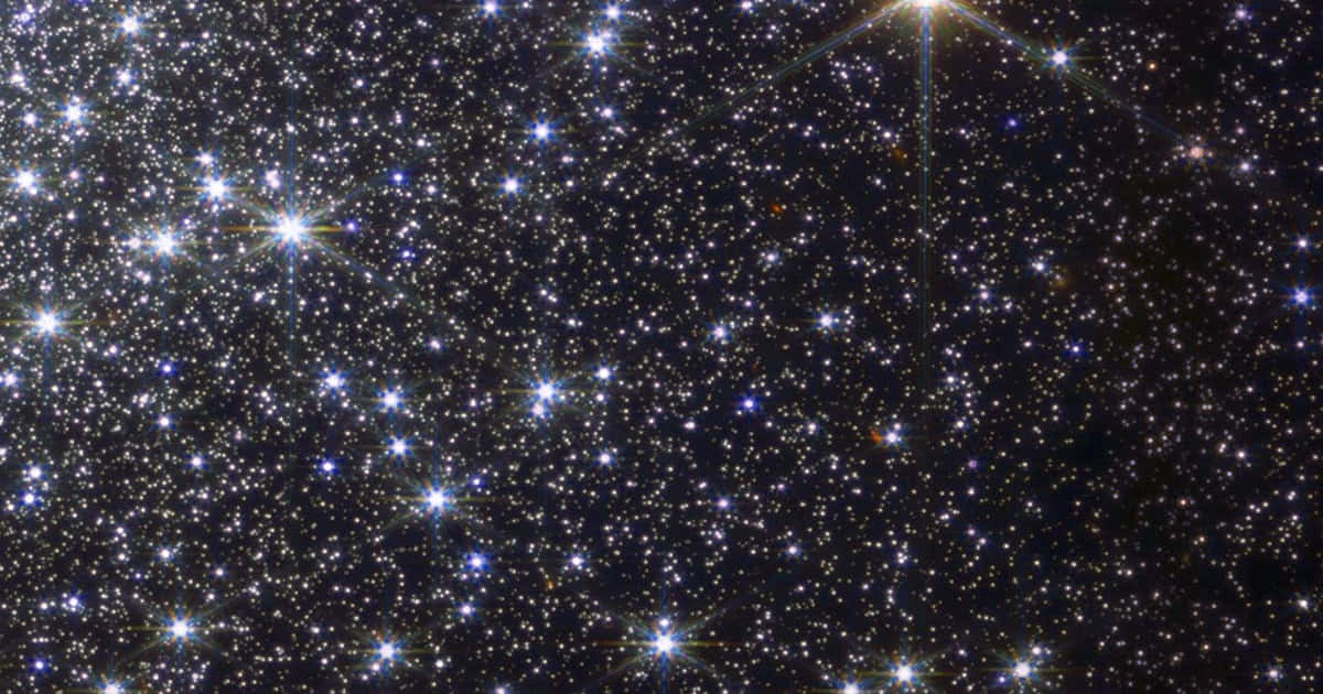 NGC 7039 星團的閃耀影像 壁紙 — 一個令人嘆為觀止的密集星場景觀，閃爍著耀眼的白色和藍色星星，映襯著深邃的黑色宇宙虛空。