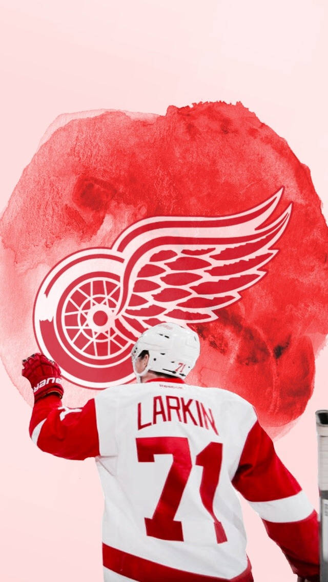 美國NHL球員迪倫·拉金 壁紙 — 身穿紅白球衣的冰球運動員Larkin站在一個帶有底特律紅翼隊標誌的大型水彩潑濺前。