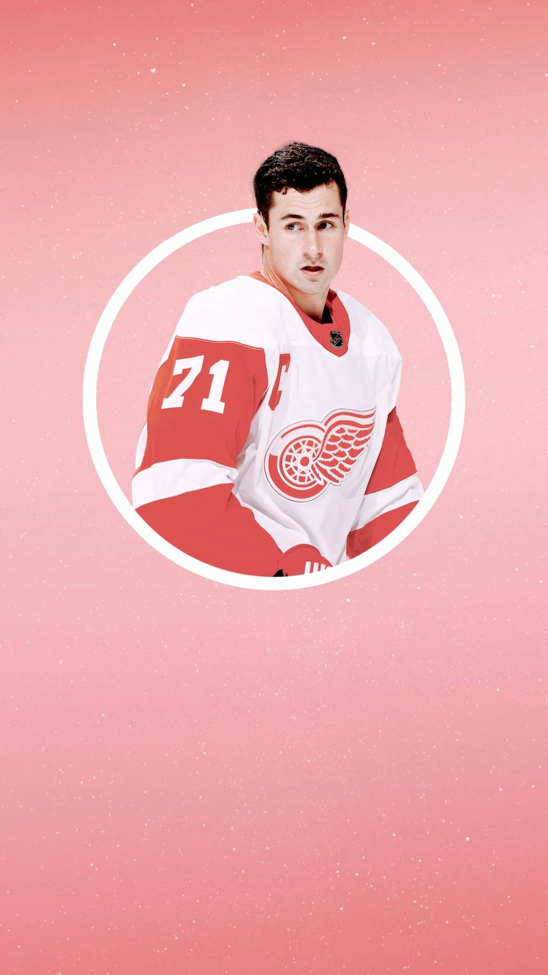 NHL隊長迪倫·拉金 壁紙 — 一名身穿紅白色底特律紅翼隊71號球衣的曲棍球運動員，站在一個白色圓圈內，背景是柔和的粉紅色斑點。