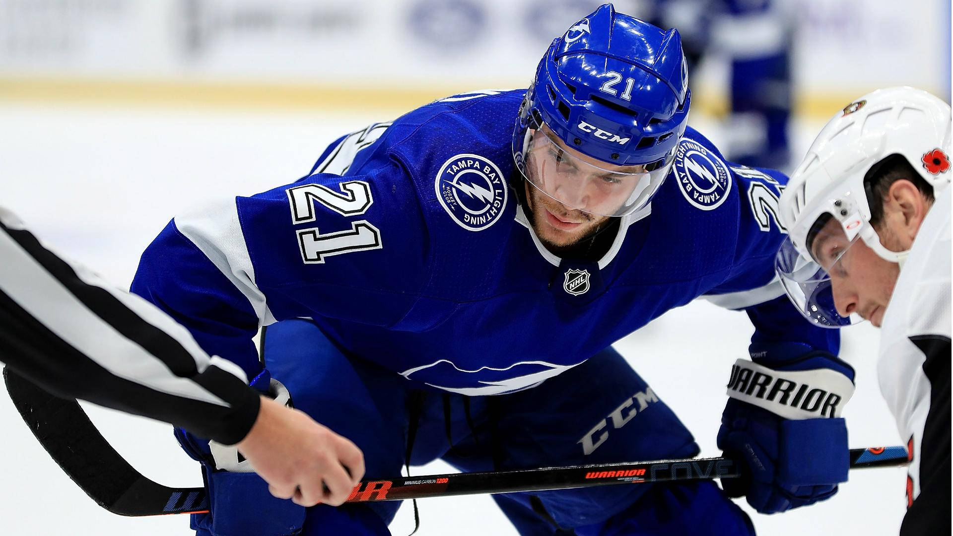 NHL 最佳年輕球星 布雷登·波因特 壁紙 — 坦帕灣閃電隊21號球員在激烈的比賽中與對手爭奪冰球。