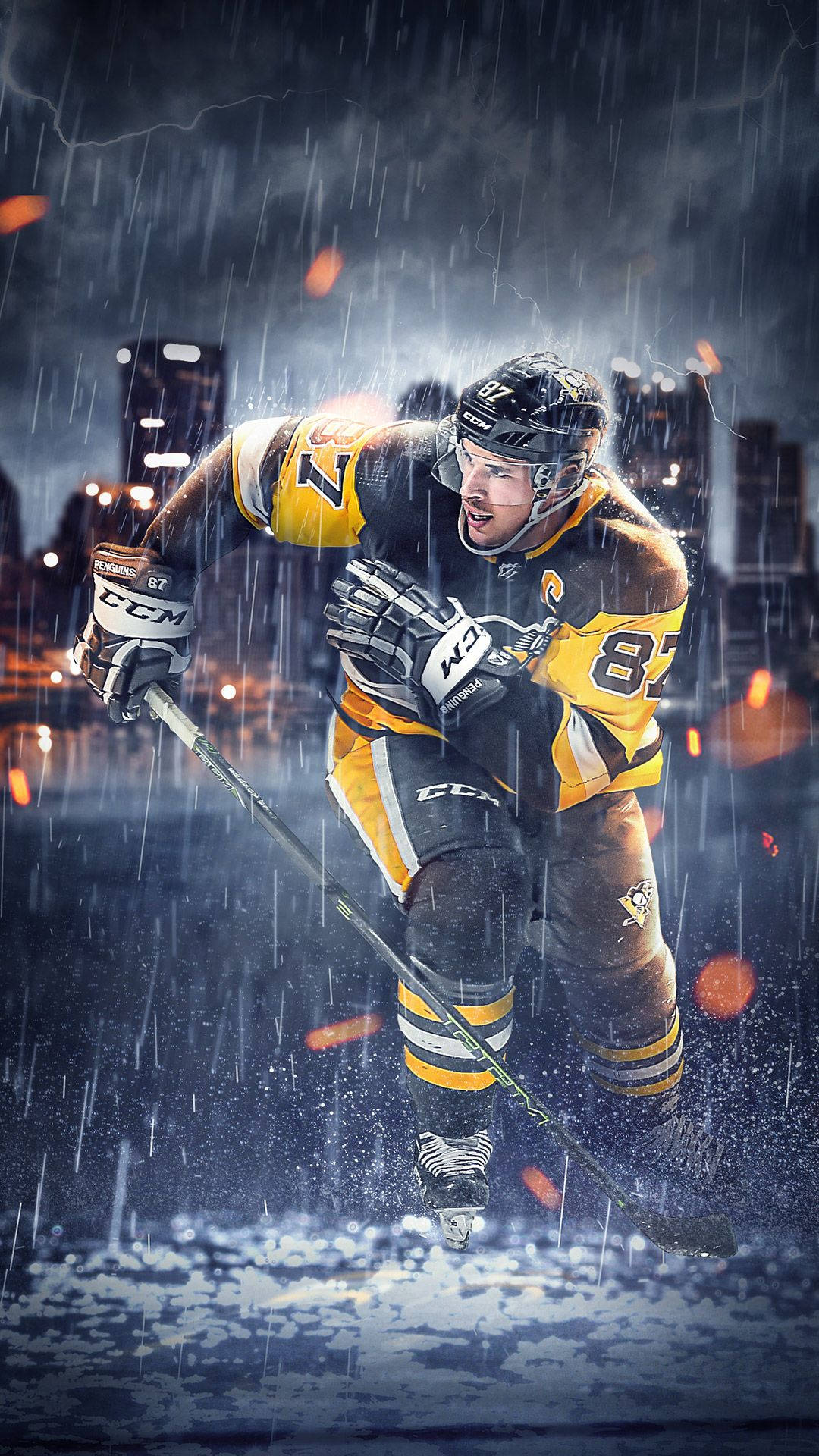 NHL 球員西德尼·克羅西雨中比賽 壁紙 — 一名身穿黃黑色裝備的曲棍球球員在暴雨中溜冰，身後閃電交加。