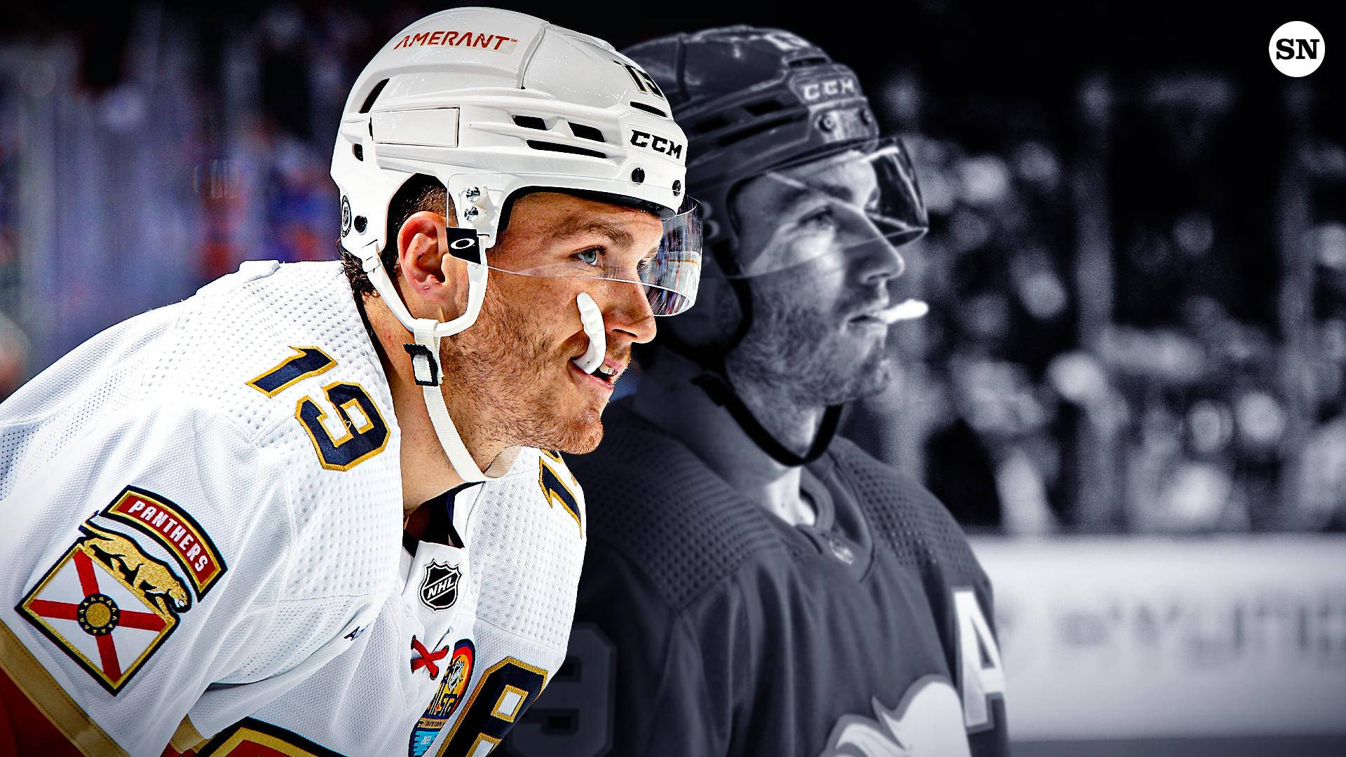 NHL佛羅里達豹隊馬修·特卡丘克與亞倫·艾克布拉德 壁紙 — 兩名穿著裝備的冰球運動員，一個彩色，一個黑白，表情專注。