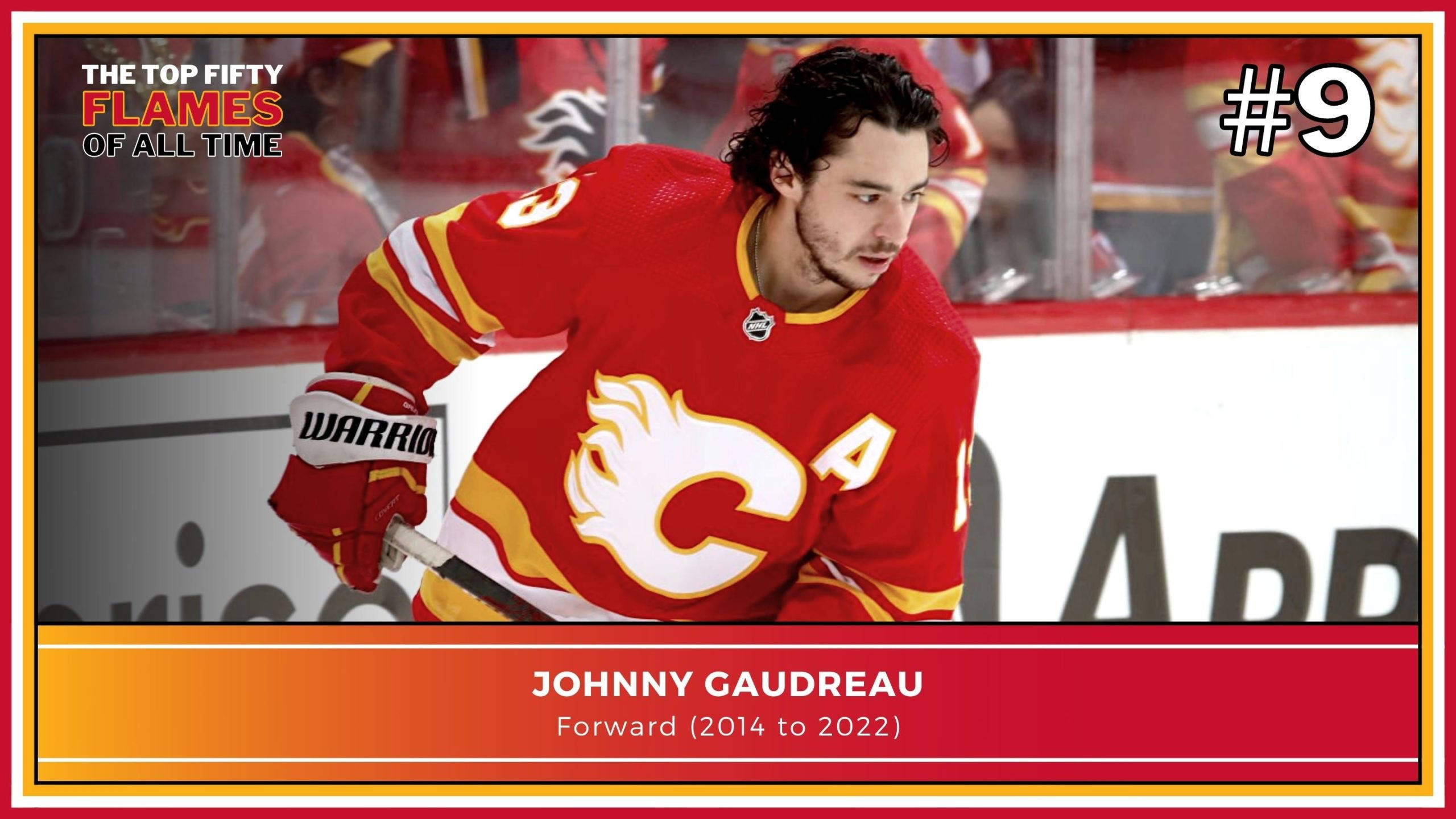 NHL冰球：卡爾加里火焰隊約翰尼·高德魯側影 壁紙 — 冰球運動員 Johnny Gaudreau 身穿紅色 Flames 球衣，手持球棍在冰上激烈前傾。