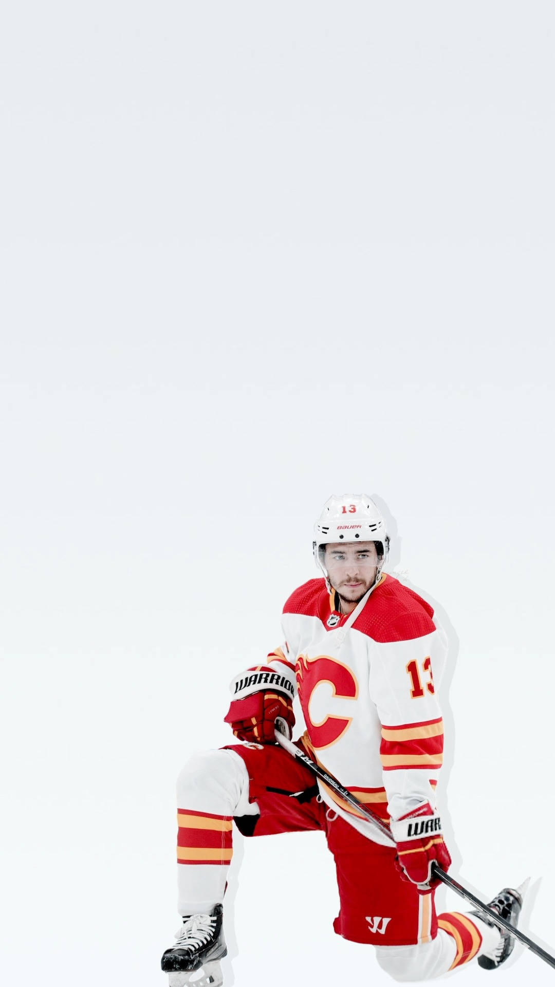 NHL冰球：卡爾加里火焰隊約翰尼·高德魯極簡風格 壁紙 — 一名身穿紅白球衣的曲棍球運動員跪在冰上，手持球棍，背景為純白色。