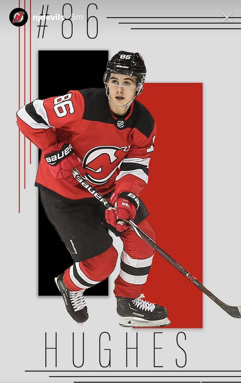 NHL明星傑克·休斯賽場風采 壁紙 — 一名身穿紅黑新澤西魔鬼隊86號球衣的冰球運動員，在鮮明的紅黑圖形背景上動態滑行。