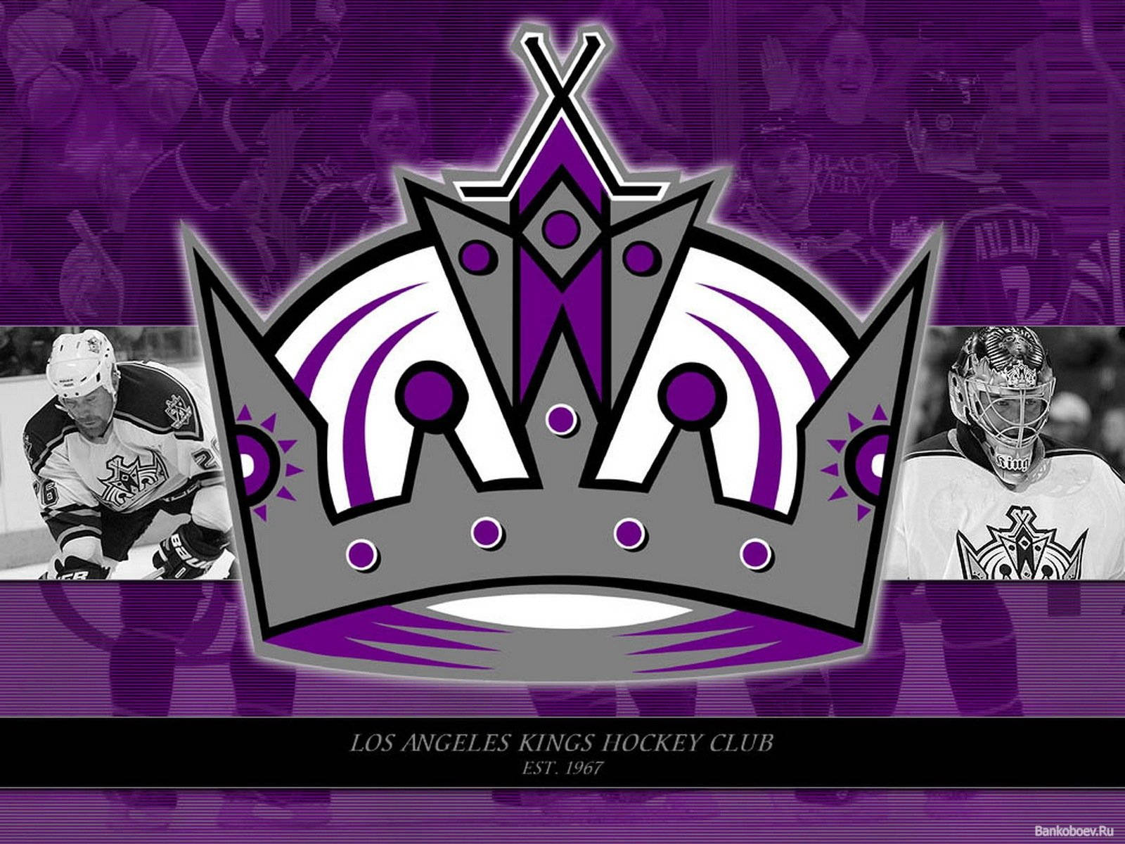 NHL洛杉磯國王隊標誌 壁紙 — 一個大膽的紫色和銀色洛杉磯國王隊冰球皇冠標誌主導了背景為黑白球員照片和球迷的壁紙。