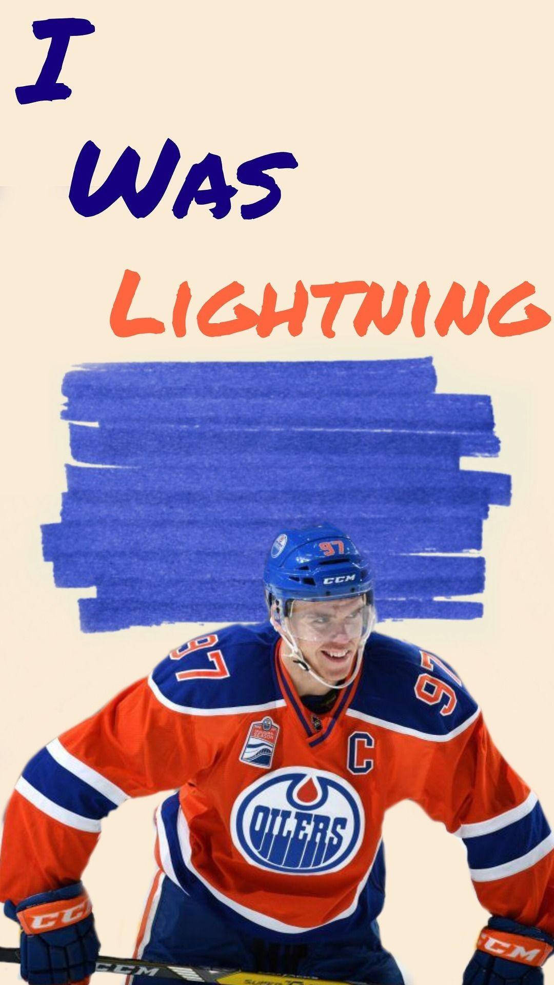 NHL球員康納·麥克戴維數位藝術 壁紙 — 一名身穿愛民頓油人隊球衣的曲棍球運動員，藍色筆觸背景上方有「I WAS LIGHTNING」文字。
