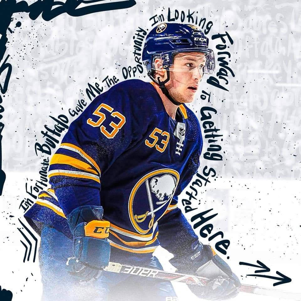NHL球星傑夫·斯金納比賽中數位插畫 壁紙 — 一名身穿藍金色水牛城軍刀隊53號球衣的冰球運動員，在帶有紋理的白色背景前手持球棍，並附有勵志文字。