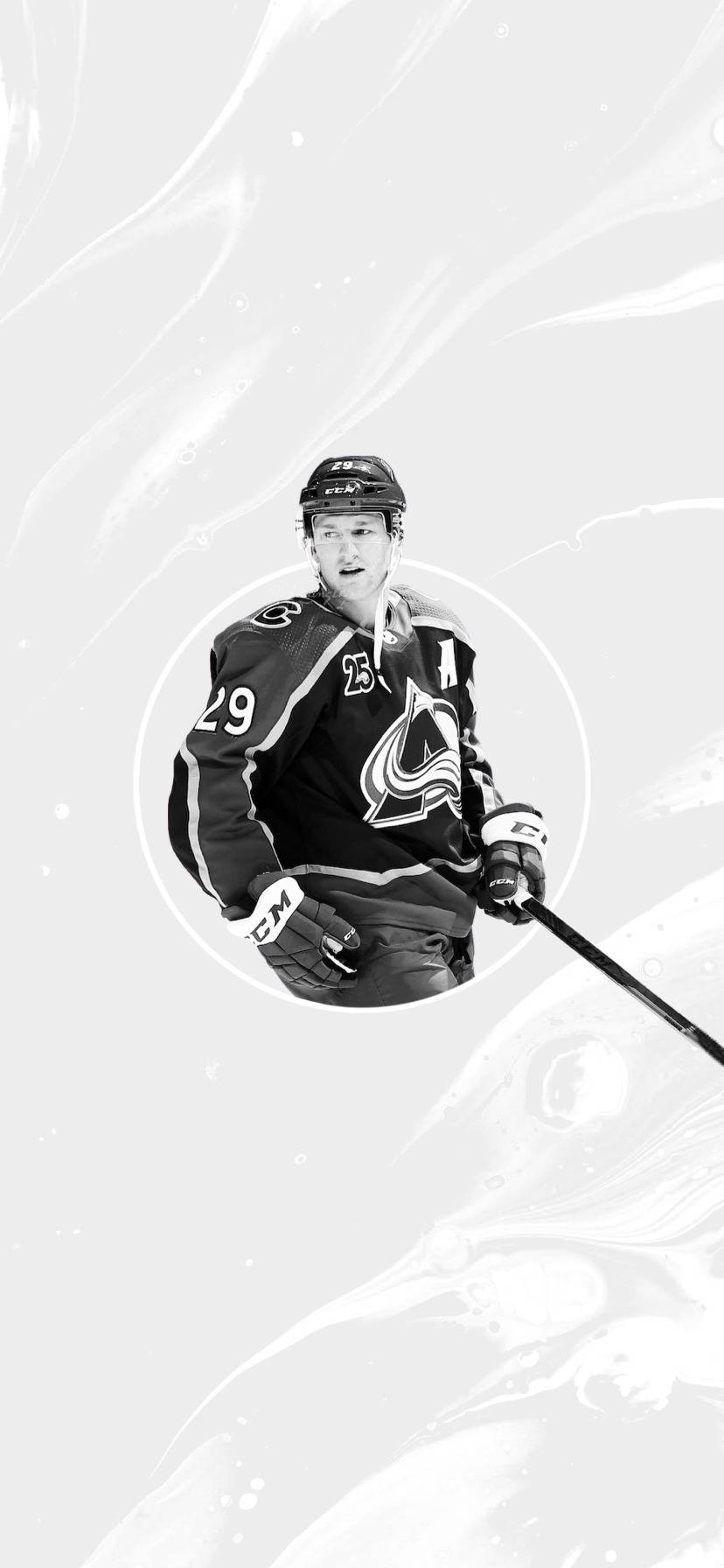 NHL球星內森·麥金農黑白藝術肖像 壁紙 — 一張黑白肖像，一名身穿制服嘅曲棍球球員喺旋轉抽象背景前揸住球棍。