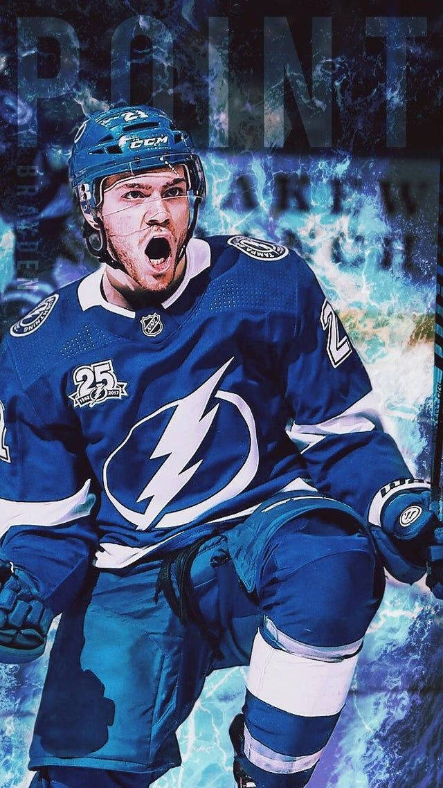 NHL球星布雷登·波因特慶祝進球 壁紙 — 一名身穿坦帕灣閃電隊藍色裝備的冰球運動員，在充滿動感的電光藍白冰背景前，發出強烈的怒吼。