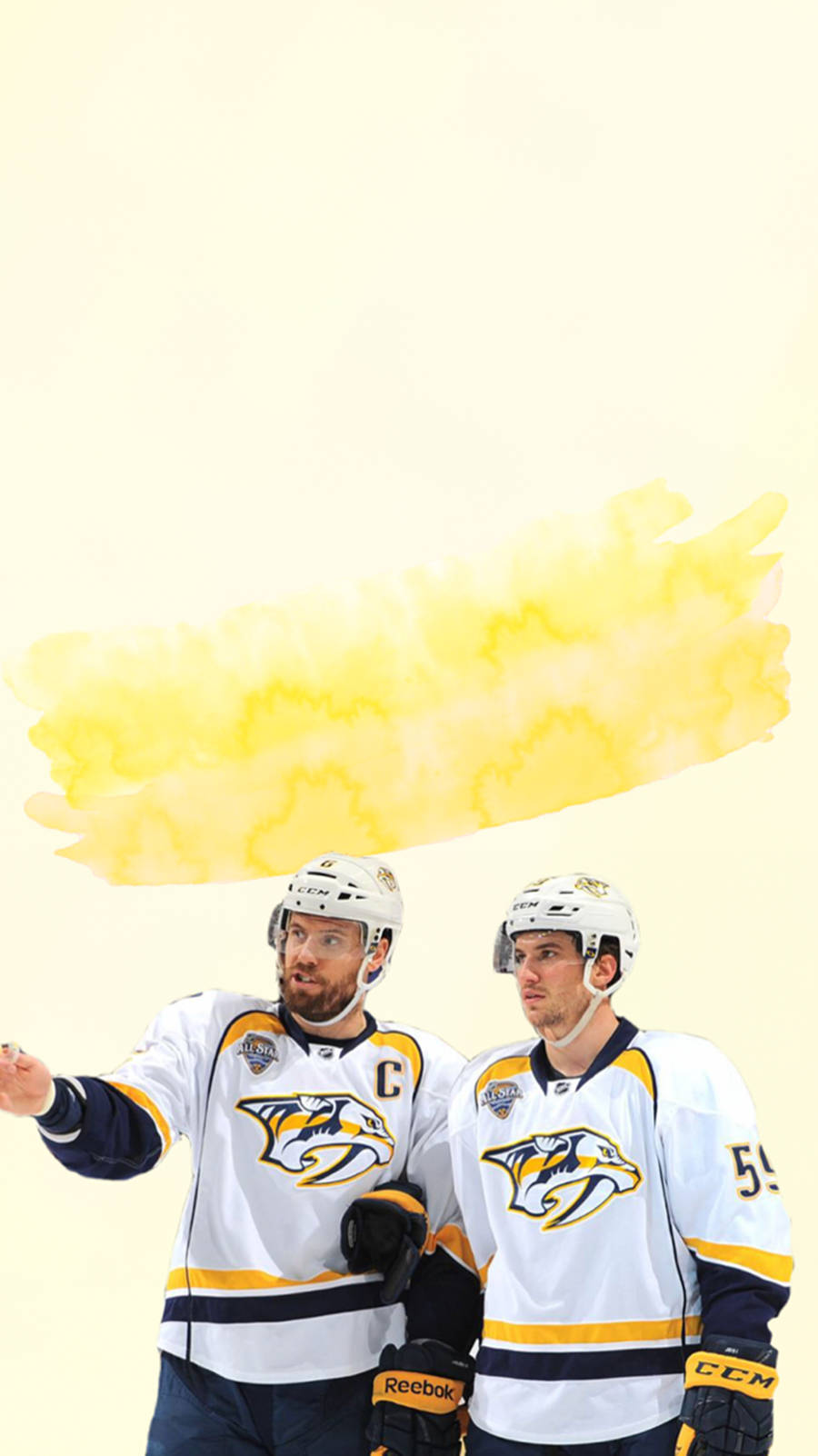NHL球星羅曼·約西與邁克·菲舍爾比賽中 壁紙 — 兩名身穿白色球衣的納什維爾掠奪者冰球運動員站在柔和的黃色水彩潑濺背景前。