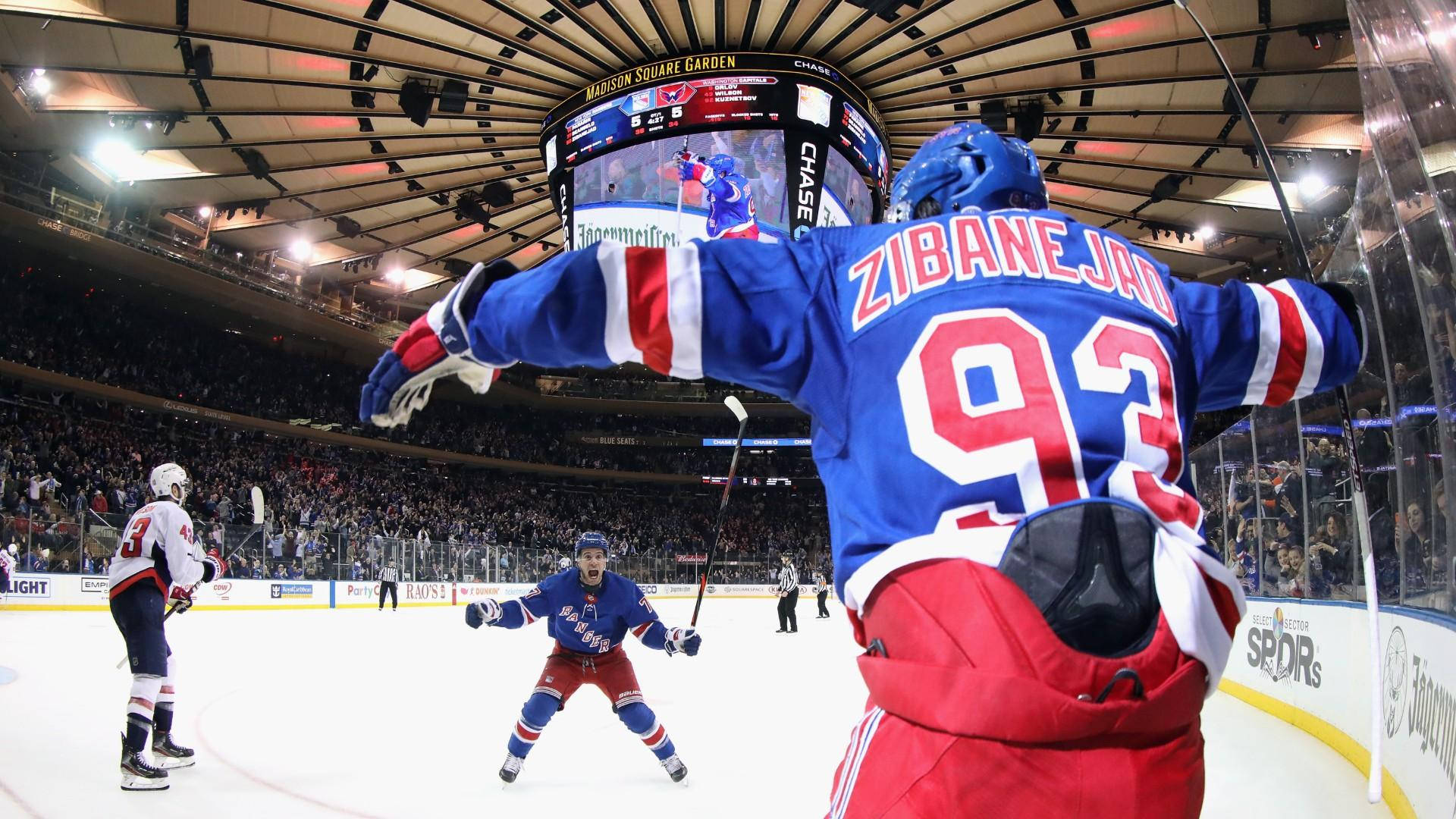 冰球運動員 Zibanejad 在麥迪遜廣場花園的冰上慶祝勝利。