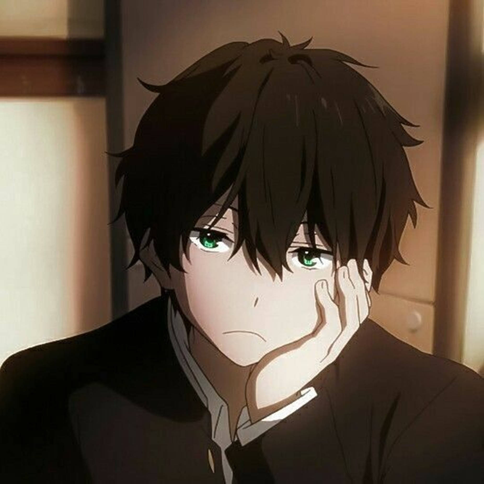 年輕的動漫男孩，綠眼睛，在室內用手托著下巴。