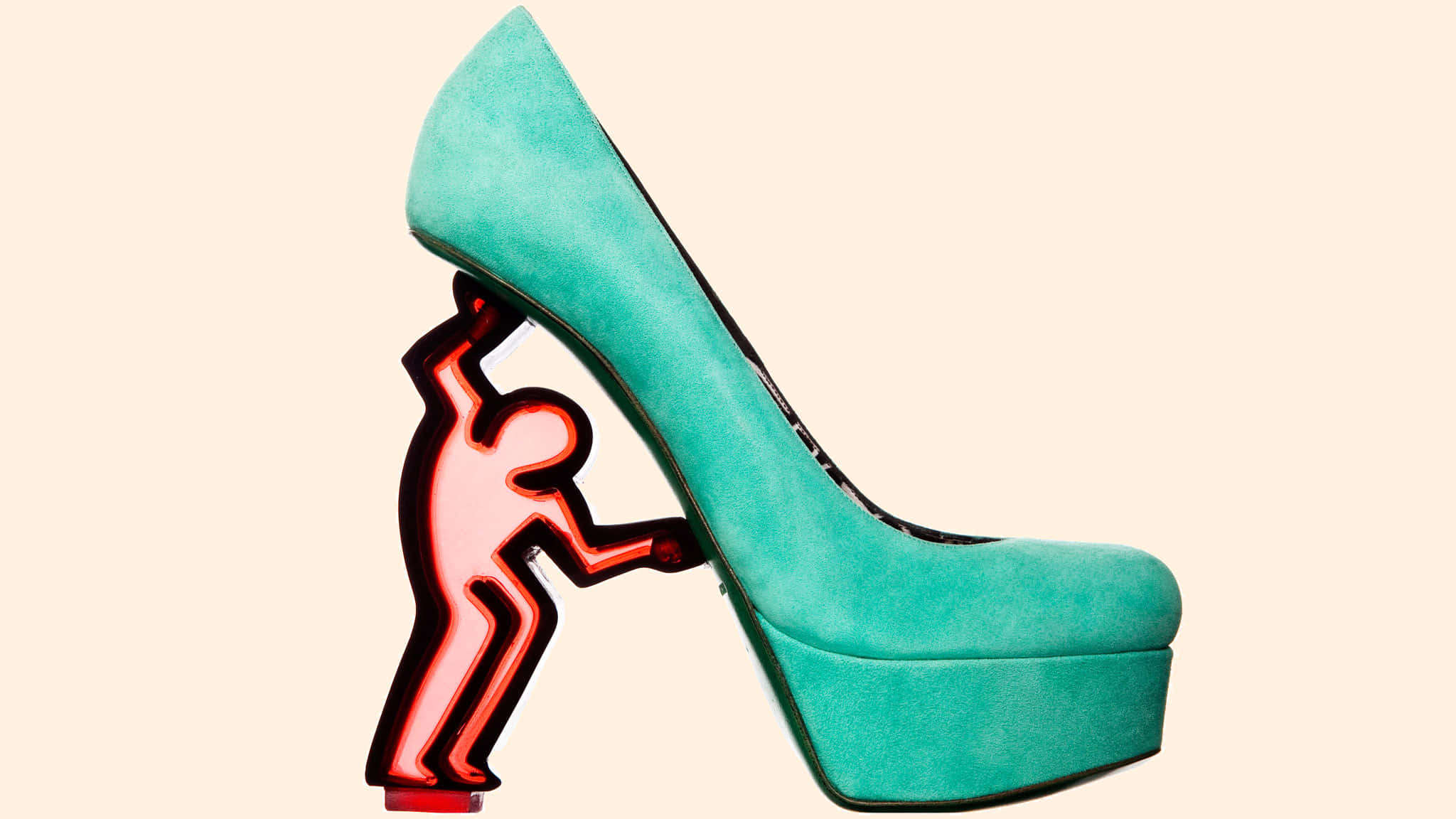 Nicholas Kirkwood x Keith Haring 鞋款 壁紙 — 充滿活力的藍綠色厚底高跟鞋，帶有發光的紅色 Keith Haring 風格人物攀爬在鞋跟上，背景為柔和的米色。