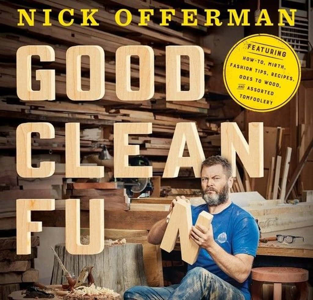 nick offerman 桌布 壁紙 — Nick Offerman 坐在雜亂的木工店裡，手持拼出「GOOD CLEAN FUN」的木製字母，靠在堆疊的木材上。